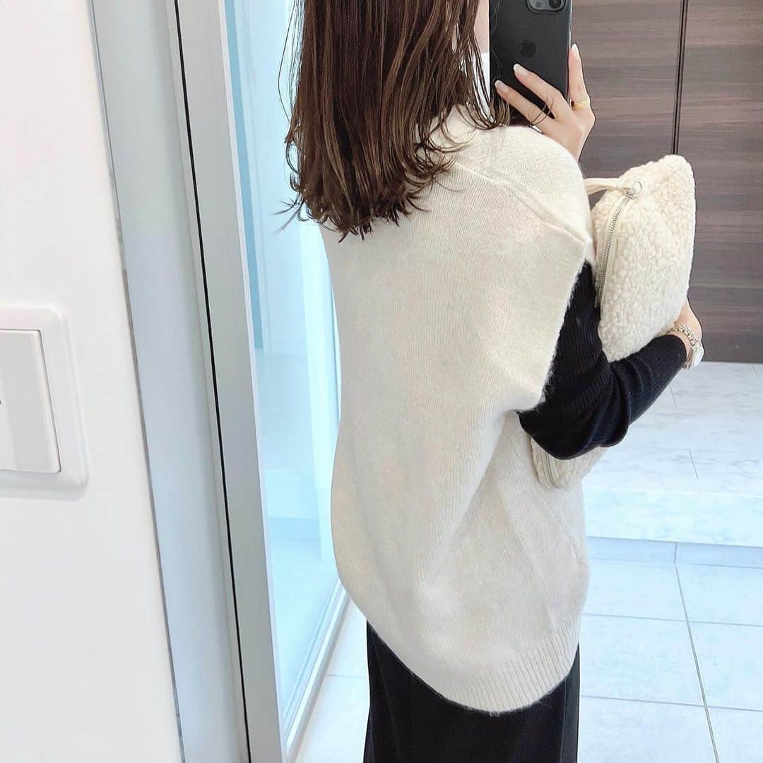 yukiさんのインスタグラム写真 - (yukiInstagram)「* タートルニット×Ｉラインシルエットのスカート𖤐 シンプルなブラックコーデに ニットベストをプラスしてこなれ感をプラス♥︎  深Vネックで首元がすっきり見えて 重ねて着てもバランスよく聞られます👏🏻 暖かい日ならTシャツや ロンTの上に重ねても可愛かったです😊❤️ -———————————— ZOZOTOWNで 1,000円OFFクーポンが出ているので ストーリーにリンク貼っておきます💓 -———————————— vest skirt #bonjoursagan @bonjoursagan knit #UNIQLO bag #hm shoes #birkenstock * #PR#bs_style#ボンサガ #大人カジュアル#キレイめカジュアル#アラフォーコーデ#男の子ママ#ママコーデ」10月20日 13時34分 - y.y.r.10