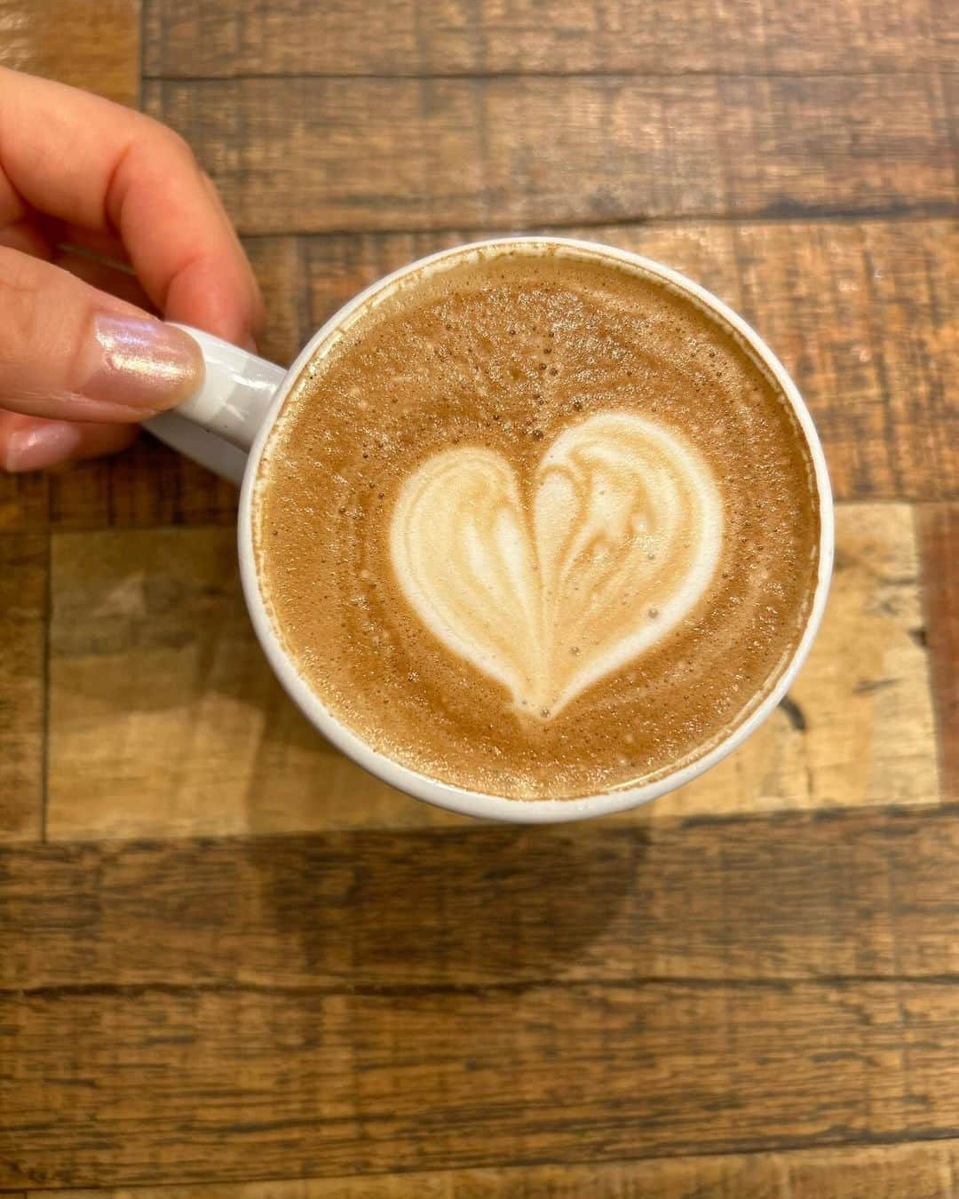 中岡由佳のインスタグラム：「❇︎ latte heart🤎  Closing my eyes and you chase my thoughts away  #latte  #heart」