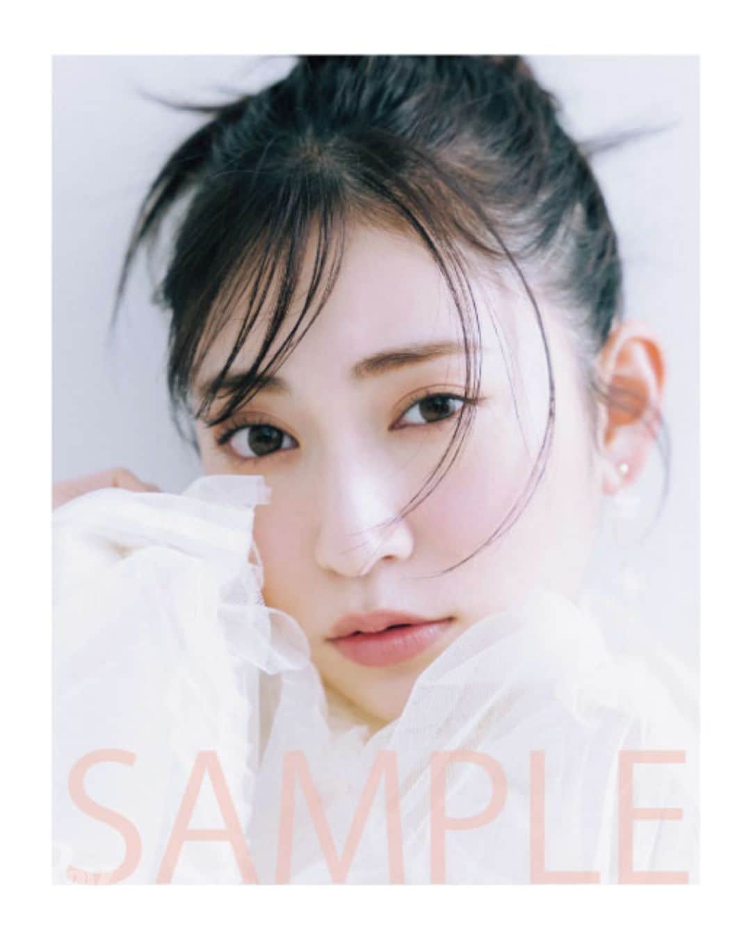Rayのインスタグラム：「💞👑BIG NEWS👑💞  Ray12月号「吉田朱里卒業」スペシャルセットの発売がDONUTS BOOKSにて決定！✨  アカリンこと吉田朱里が単独表紙を務める Ray12月号（10月23日発売）に、 過去の誌面写真を再編集した Ray×吉田朱里の卒業スペシャルメモリアルブック、 さらにアカリンがプロデュースするコスメブランド 【b idol】 1more ペンシルR　(現品サイズ※全4色のうち、ランダムで1色入り)を詰め込んだ、スペシャルな内容になっています！🤍  発売日は10月23日(月)です！ 詳細はハイライトのDONUTS BOOKS urlからご確認ください。 お楽しみに💖  #Ray #Ray専属モデル #吉田朱里 #bidol #ビーアイドル #かならぼ」