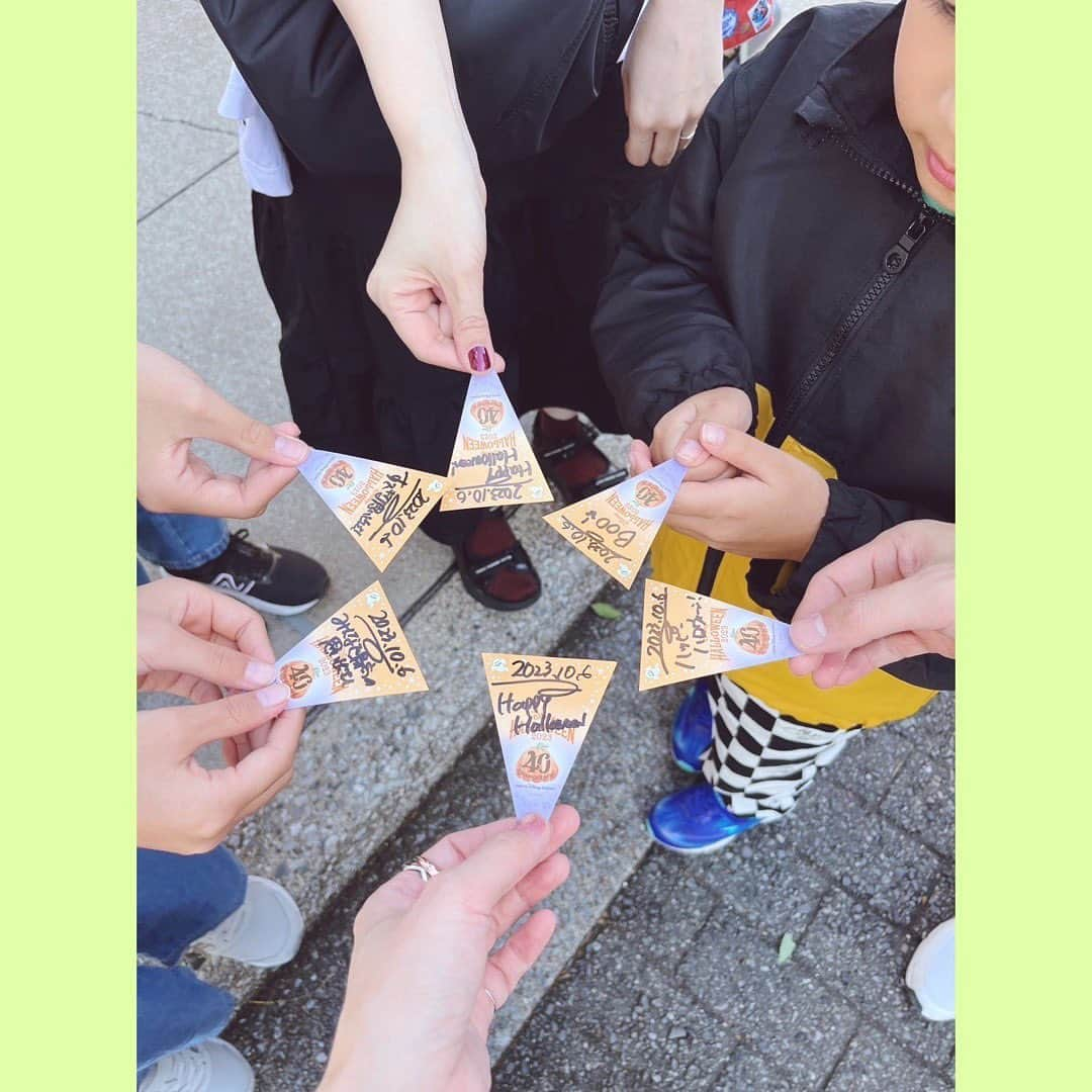 西田あいさんのインスタグラム写真 - (西田あいInstagram)「♡ ちょっと時間が経ってしまったけど 先日のディズニー2days振り返り投稿♡  姉Familyと共に私もモリモリたのしみました😆  ①ミッキー♡ハグー♡メロメロ♡(シェフミッキー) ②ジーニー🧞‍♂️とジャファーのグリーティング♡ ③女子チームはオソロのカチューシャにしたよ♡ ④ハッピーハロウィン♡ ⑤これが僕の✌️だよ♡ ⑥子供目線で歩くと色んなワクワクがある♡ ⑦子守をしつつ私も休憩♡ ⑧色のバランスが好きな一枚♡  とりあえず500枚を超える写真や映像の中から選別するの大変だった。 いい写真が多くて♡ そして4人の子供と行動するのは、当たり前だけど大変‼︎ 改めて姉夫婦にリスペクト‼︎  →2日目は次の投稿で☆  #ディズニーシー #ディズニーコーデ #ディズニーハロウィン #家族ディズニー #disneygram #ニシアイコーデ #ニシアイアート #ニシアイスタイル #ニシアイネイル #ニシアイメイク#西田ヘア #150cmコーデ #sサイズコーデ #30代ファッション #30代メイク #30代コーデ #30代ヘアスタイル #ファッションイラスト #毎日コーデ #ファッションスナップ #グラデーションボブ #グラデーションカラー #いらすとぐらむ #illustrate #illustagram #イラストグラム #おえかき #らくがきアート #プロクリエイト #西田あい」10月20日 13時32分 - nishidaai