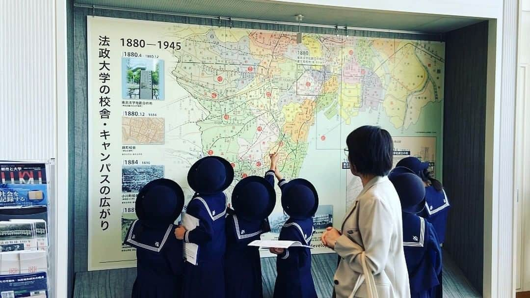 法政大学さんのインスタグラム写真 - (法政大学Instagram)「＼白百合学園小学校の3年生の皆さんがボアソナード・タワーへ見学に訪れました✨／  2023年10月18日（水）に白百合学園小学校（東京都千代田区）の3年生の皆さんが、社会科の授業の一環として、市ケ谷キャンパスのボアソナード・タワー26階からの眺めを見学に訪れました👏 白百合学園小学校では、3年生の社会科の授業で「千代田区のようす」をテーマとして、今年4月より千代田区の地形や人口など千代田区の特徴を調べ、学習を続けてこられました。そしてこれまでの学習のまとめとして、小学校の屋上からは見ることができない千代田区の様子を見学するため、本学のボアソナード・タワー26階まで見学にいらっしゃいました😊  総勢100名以上の児童の皆さんがスカイホールとミュージアム・サテライトの大きな窓から見える千代田区の様子を見学し、熱心にメモを取られていました。  1枚目：ボアソナード・タワー26階のスカイホールからの眺めを観察する様子 2～3枚目：ボアソナード・タワーに向かう様子 4枚目：ボアソナード・タワー26階スカイホール側からの眺め 5枚目：スカイホールからは正面に東京スカイツリー、右手に靖国神社を望めます。 6枚目：ボアソナード・タワー26階ミュージアム・サテライト側からの眺め 7枚目：ミュージアム・サテライト側からは正面にNTTドコモ代々木ビルや新宿のビル群、左手前に外濠を望めます。 8枚目：ミュージアム・サテライトに展示された地図を見る姿  #法政大学 #法政 #大学 #春から法政 #春から大学生 #受験生 #市ケ谷 #キャンパスライフ #大学生活 #試験 #勉強 #授業 #ボアソナード #高層ビル #美しい景色 #社会科見学 #小学校 #小学生 #千代田区 #HOSEI #hoseiuniversity #hosei #university #student #campuslife」10月20日 13時42分 - hosei_university