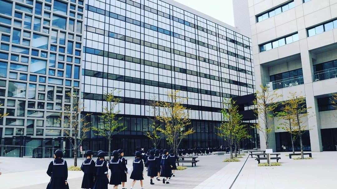 法政大学さんのインスタグラム写真 - (法政大学Instagram)「＼白百合学園小学校の3年生の皆さんがボアソナード・タワーへ見学に訪れました✨／  2023年10月18日（水）に白百合学園小学校（東京都千代田区）の3年生の皆さんが、社会科の授業の一環として、市ケ谷キャンパスのボアソナード・タワー26階からの眺めを見学に訪れました👏 白百合学園小学校では、3年生の社会科の授業で「千代田区のようす」をテーマとして、今年4月より千代田区の地形や人口など千代田区の特徴を調べ、学習を続けてこられました。そしてこれまでの学習のまとめとして、小学校の屋上からは見ることができない千代田区の様子を見学するため、本学のボアソナード・タワー26階まで見学にいらっしゃいました😊  総勢100名以上の児童の皆さんがスカイホールとミュージアム・サテライトの大きな窓から見える千代田区の様子を見学し、熱心にメモを取られていました。  1枚目：ボアソナード・タワー26階のスカイホールからの眺めを観察する様子 2～3枚目：ボアソナード・タワーに向かう様子 4枚目：ボアソナード・タワー26階スカイホール側からの眺め 5枚目：スカイホールからは正面に東京スカイツリー、右手に靖国神社を望めます。 6枚目：ボアソナード・タワー26階ミュージアム・サテライト側からの眺め 7枚目：ミュージアム・サテライト側からは正面にNTTドコモ代々木ビルや新宿のビル群、左手前に外濠を望めます。 8枚目：ミュージアム・サテライトに展示された地図を見る姿  #法政大学 #法政 #大学 #春から法政 #春から大学生 #受験生 #市ケ谷 #キャンパスライフ #大学生活 #試験 #勉強 #授業 #ボアソナード #高層ビル #美しい景色 #社会科見学 #小学校 #小学生 #千代田区 #HOSEI #hoseiuniversity #hosei #university #student #campuslife」10月20日 13時42分 - hosei_university