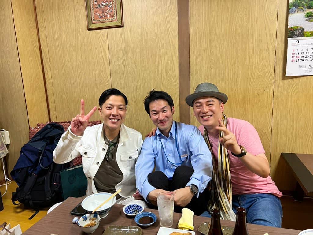冨永裕輔のインスタグラム：「小中学校の先輩で北九州ラーメン界の貴公子と🍜 小中高の同級生で公務員の星のマブダチと✨ 小倉で楽しい夜でした🍻  #北九州 #ラーメン #小倉 #友達」
