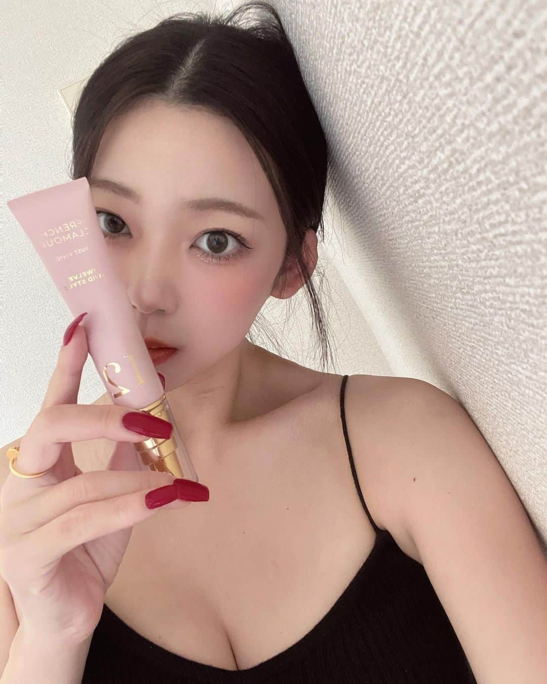 DURAS maiのインスタグラム：「@french_glamour12  塗った後のハリが全然違うくて正直びっくりした🫢 マッサージに頼らないバストケアクリームってとこに惹かれたよ🤍 デコルテからバストまで使えるみたいだから、これからの季節乾燥も気になるし、朝と夜塗ってちゃんとケアしていこ🤍 手抜いてたらどんどん垂れちゃうからね🥺 口コミも凄くいいから信頼できるよ🤍 ・ #フレンチグラマー#skincare#bustcare#bustup#バストケアクリーム#バストケア」