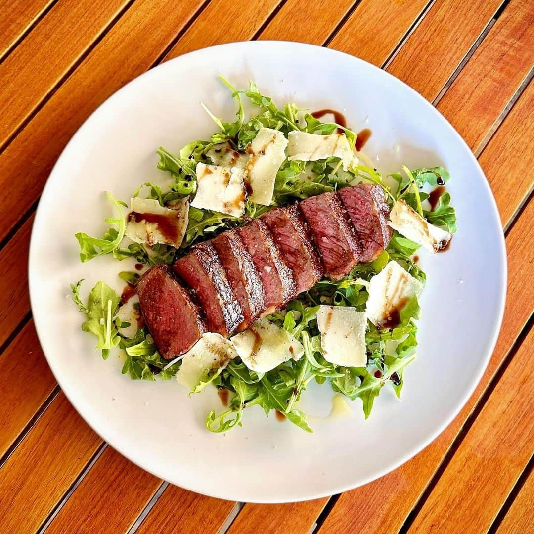 Arancino at The Kahalaさんのインスタグラム写真 - (Arancino at The KahalaInstagram)「TAGLIATA DI MANZO CON RUCOLA  10oz sliced prime grilled NY strip, arugula, parmigiano reggiano, fondo montebello aceto balsamico di modena 🇮🇹 #arancinokahala #arancinoristoranteitaliano #arancino #honolulu #tagliatadimanzo #haleainaawards #kahala #hawaii #アランチーノアットザカハラ #イタリアン #パスタ #ハワイ #ホノルル #oahu #nystripsteak #hawaiifoodreviews #hawaiisbestkitchens #italianrestaurant #italian #arugula #parmigiano #parmigianoreggiano #oahu #italy #parmesan #dinner #beefarugula #rucola #steak #entree」10月20日 13時39分 - arancinokahala