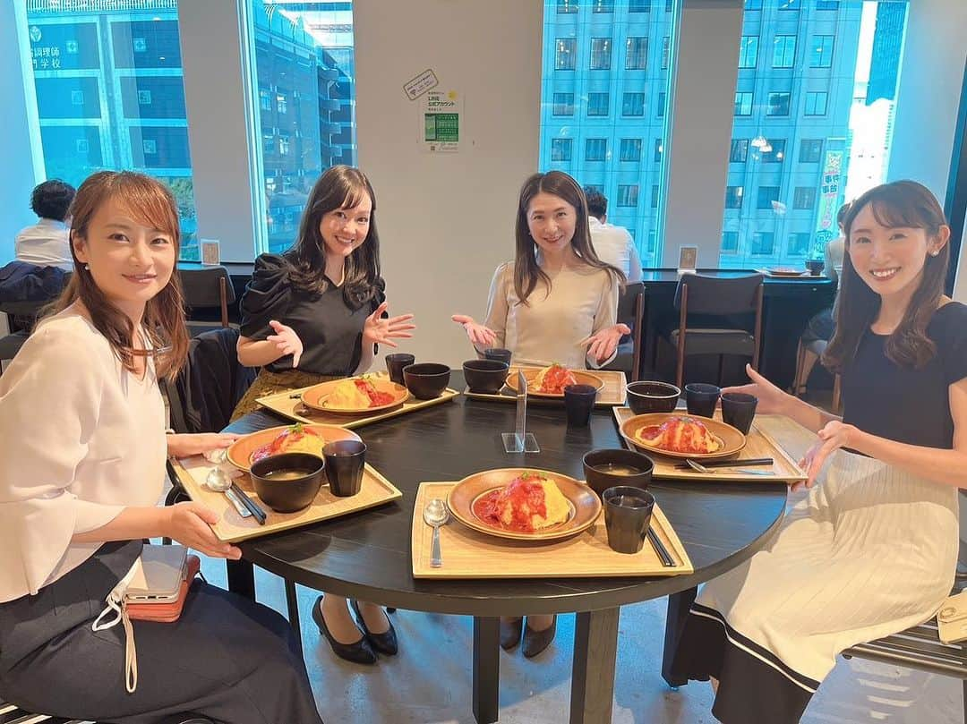 樋田かおりのインスタグラム：「引越してきたオフィスビルの社員食堂で、 ランチタイム🍴 みんなオムライスでした。 日替わりメニューが毎回楽しみ☺️  #地方局 #アナウンサー  #キャスター  #女子アナ #フリーアナウンサー #司会者　 #司会者募集  #ナレーション  #起業 #働き方 #トークナビ #女子アナ広報室」