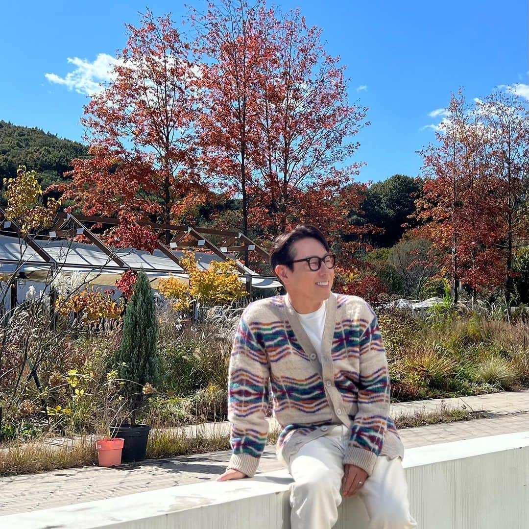 ユン・ジョンシンさんのインスタグラム写真 - (ユン・ジョンシンInstagram)「⠀ ⠀ 오늘 날씨 뭐임.. ⠀ 9,10월호 MV 촬영중 ⠀ ⠀」10月20日 13時44分 - yoonjongshin