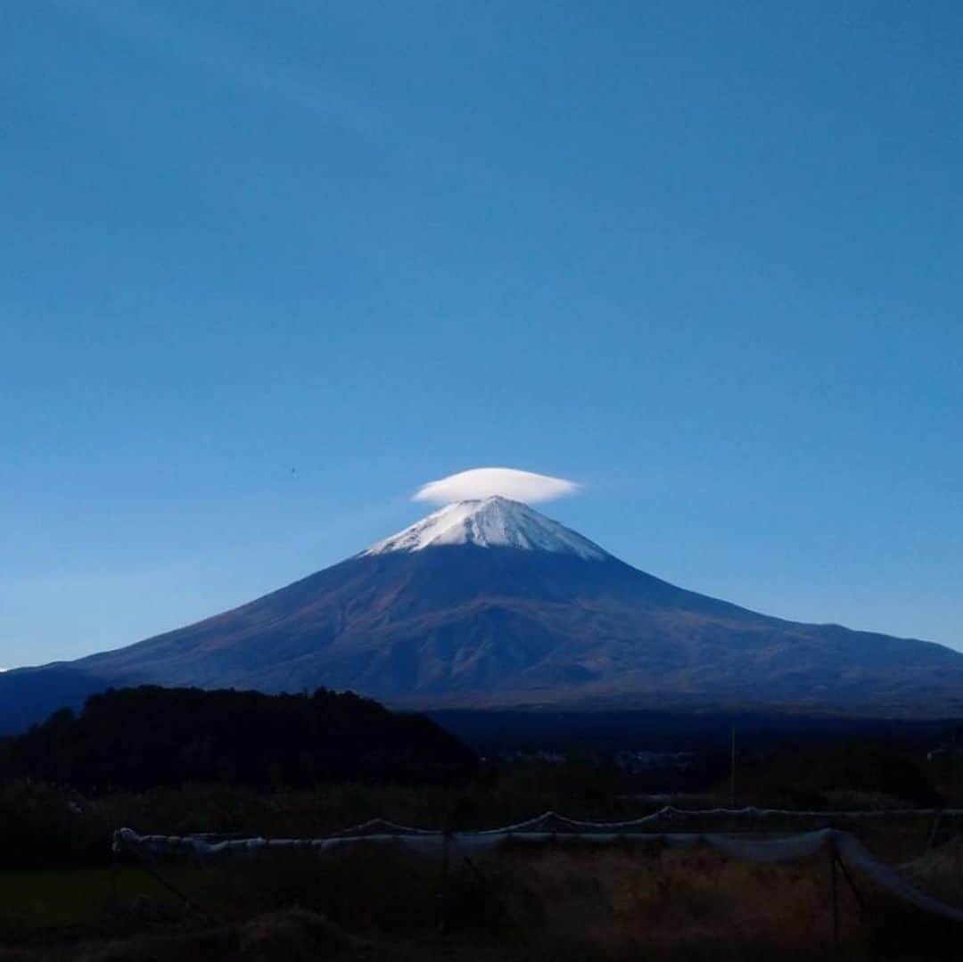 岡田美里のインスタグラム：「今日は富士山はずーっとこんなです。#笠富士は縁起がいいらしい です。皆様にも縁起のいいことがありますように！」