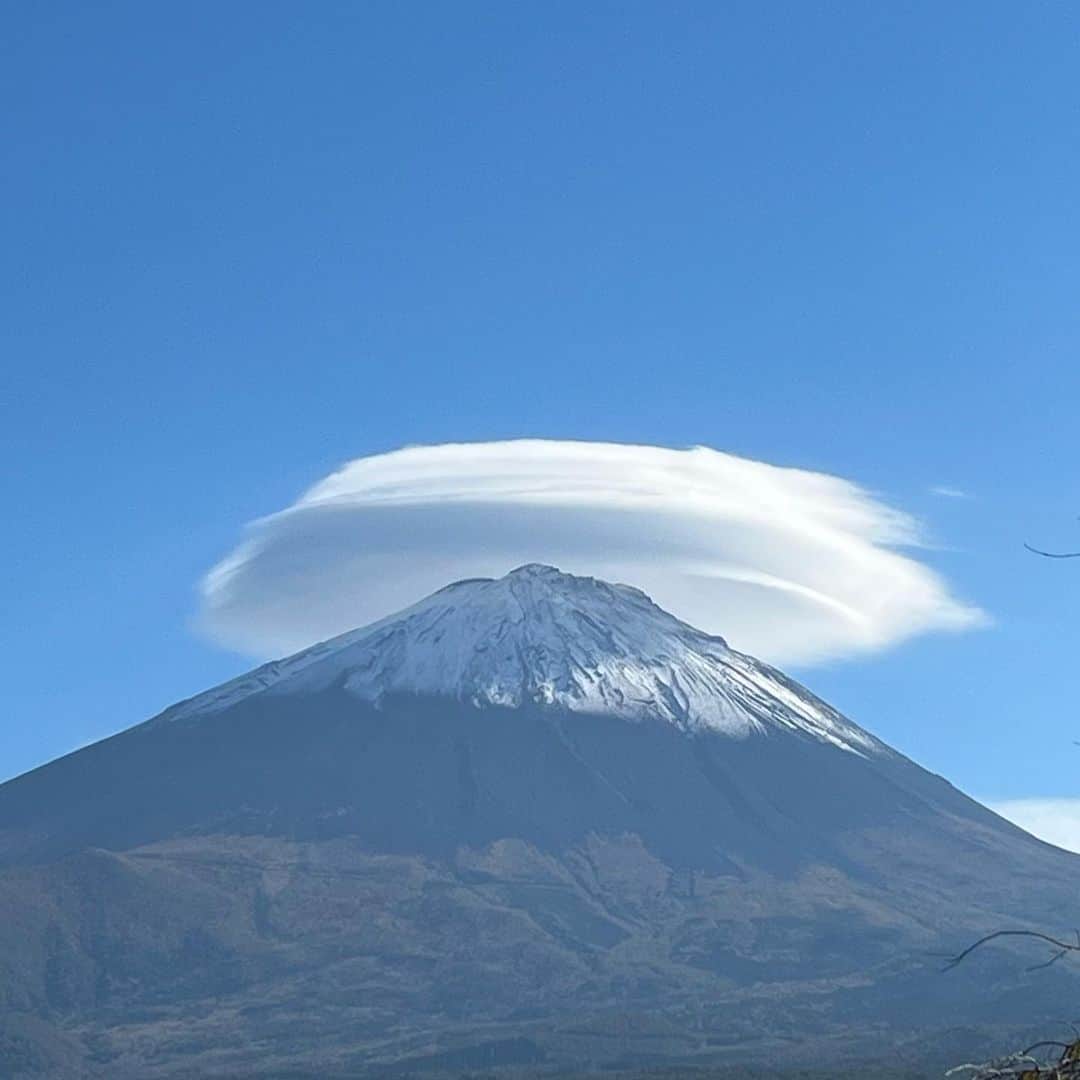 岡田美里さんのインスタグラム写真 - (岡田美里Instagram)「今日は富士山はずーっとこんなです。#笠富士は縁起がいいらしい です。皆様にも縁起のいいことがありますように！」10月20日 13時50分 - millieokada