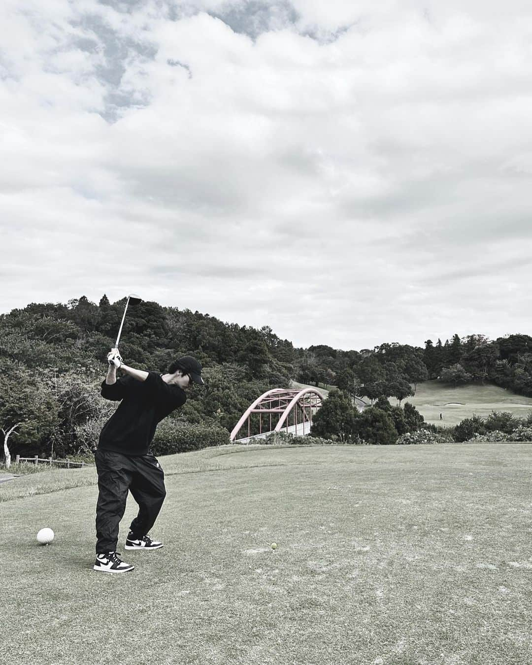 ロビンさんのインスタグラム写真 - (ロビンInstagram)「I missed you so much ⛳️   Nikon COOL SHOT pro2 10/27日発売の新色black スタイリッシュな黒が自分好み 光学技術に特化したNikon カメラ以外の趣味でもお世話に  飛べば気持ちいいを卒業して 大人なゴルフへの一歩を踏み出す決意を 目指せ80  #nikon #COOLSHOT #PR」10月20日 13時54分 - robin_officialjp