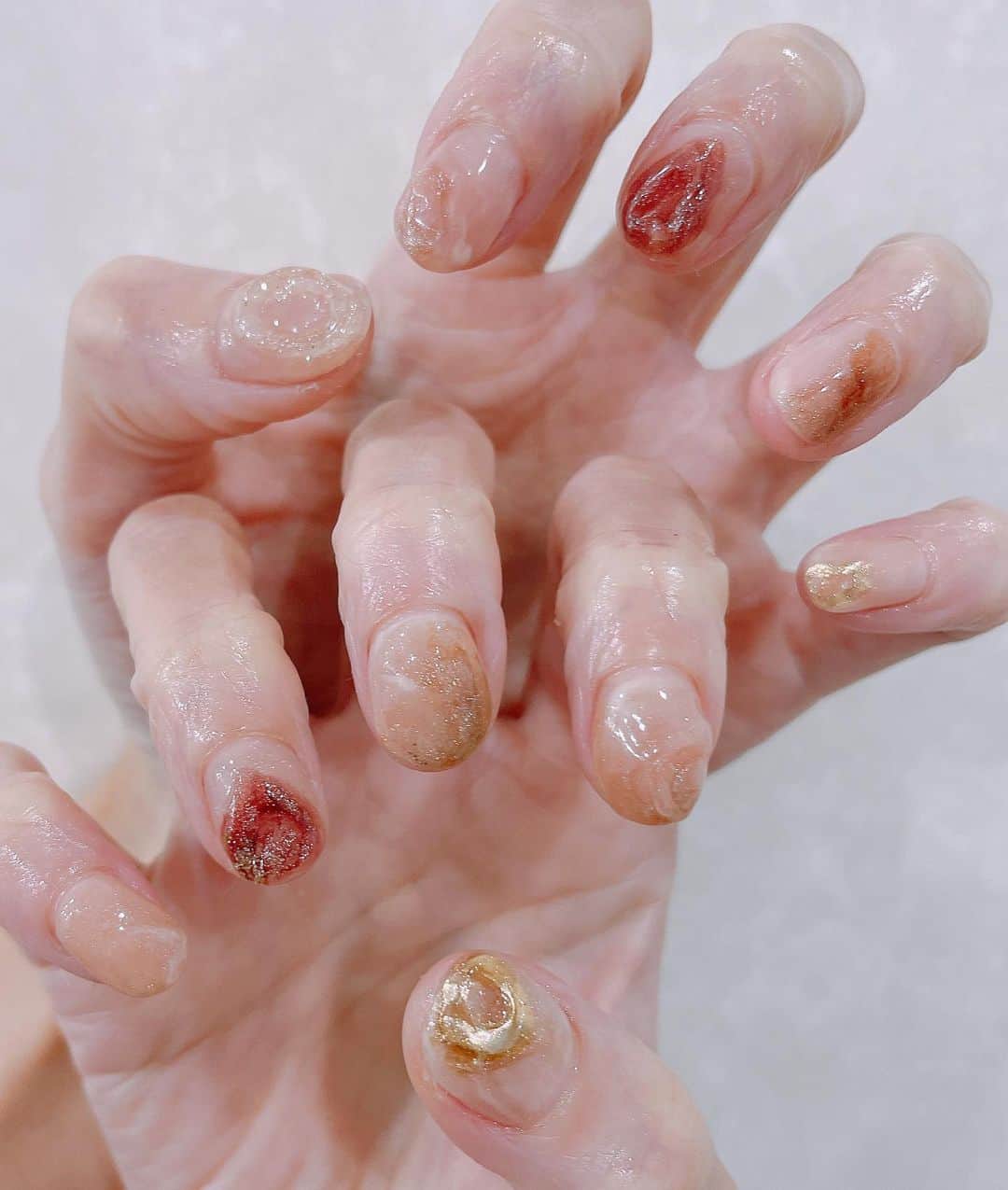 黒沢美怜さんのインスタグラム写真 - (黒沢美怜Instagram)「今日はぽかぽか気候でなんだか嬉しいね🌞✨  週末は寒くなるみたいなので気をつけないと🧐🌟  そういえば少し前にネイルを変えました💅✨  今回は秋っぽいボルドーやブラウン系のニュアンスネイル🥰💕  いつもうるうるキラキラ系のネイルをしがちだったので新鮮でとてもテンション上がりました😆💕  細かい配色やデザインもネイリストさんが親身になって相談乗ってくれて理想のネイルになりました😆💕  いろんな相談乗ってもらえるサロンは貴重だから嬉しかったなぁ😭💕  @nail___bsg ではネイル以外にまつパやマッサージ、エステなんかもやってて何か困ると駆け込んでます😆💕  サロンの雰囲気もとても良くてメンズのお客様もOKなので、メンズネイルやメンズエステ気になる方も是非見てみてね☺️✨  #PR @beauty_salon_grexy  #beautysalongrexy #grexy #ネイルサロン #エステサロン #ジェルネイル #フェイシャルエステ #秋ネイル #ニュアンスネイル #ボルドーネイル #成城学園前ネイルサロン」10月20日 13時56分 - kurosawamirei