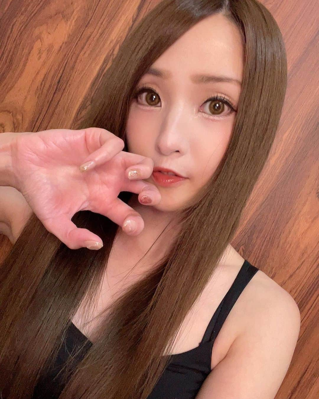 黒沢美怜さんのインスタグラム写真 - (黒沢美怜Instagram)「今日はぽかぽか気候でなんだか嬉しいね🌞✨  週末は寒くなるみたいなので気をつけないと🧐🌟  そういえば少し前にネイルを変えました💅✨  今回は秋っぽいボルドーやブラウン系のニュアンスネイル🥰💕  いつもうるうるキラキラ系のネイルをしがちだったので新鮮でとてもテンション上がりました😆💕  細かい配色やデザインもネイリストさんが親身になって相談乗ってくれて理想のネイルになりました😆💕  いろんな相談乗ってもらえるサロンは貴重だから嬉しかったなぁ😭💕  @nail___bsg ではネイル以外にまつパやマッサージ、エステなんかもやってて何か困ると駆け込んでます😆💕  サロンの雰囲気もとても良くてメンズのお客様もOKなので、メンズネイルやメンズエステ気になる方も是非見てみてね☺️✨  #PR @beauty_salon_grexy  #beautysalongrexy #grexy #ネイルサロン #エステサロン #ジェルネイル #フェイシャルエステ #秋ネイル #ニュアンスネイル #ボルドーネイル #成城学園前ネイルサロン」10月20日 13時56分 - kurosawamirei