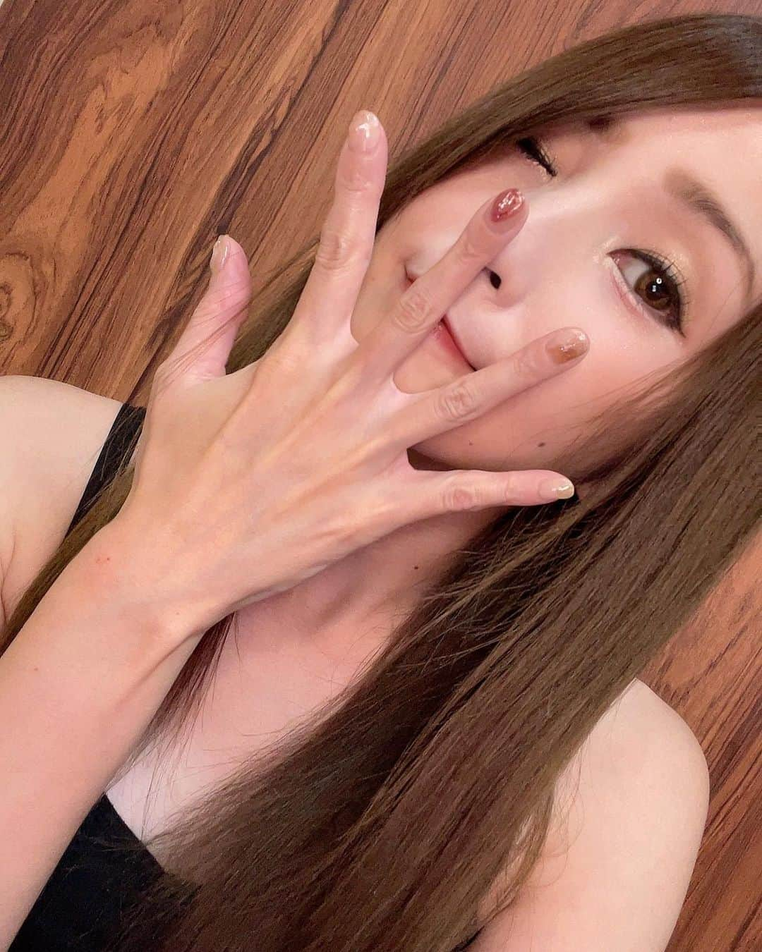 黒沢美怜さんのインスタグラム写真 - (黒沢美怜Instagram)「今日はぽかぽか気候でなんだか嬉しいね🌞✨  週末は寒くなるみたいなので気をつけないと🧐🌟  そういえば少し前にネイルを変えました💅✨  今回は秋っぽいボルドーやブラウン系のニュアンスネイル🥰💕  いつもうるうるキラキラ系のネイルをしがちだったので新鮮でとてもテンション上がりました😆💕  細かい配色やデザインもネイリストさんが親身になって相談乗ってくれて理想のネイルになりました😆💕  いろんな相談乗ってもらえるサロンは貴重だから嬉しかったなぁ😭💕  @nail___bsg ではネイル以外にまつパやマッサージ、エステなんかもやってて何か困ると駆け込んでます😆💕  サロンの雰囲気もとても良くてメンズのお客様もOKなので、メンズネイルやメンズエステ気になる方も是非見てみてね☺️✨  #PR @beauty_salon_grexy  #beautysalongrexy #grexy #ネイルサロン #エステサロン #ジェルネイル #フェイシャルエステ #秋ネイル #ニュアンスネイル #ボルドーネイル #成城学園前ネイルサロン」10月20日 13時56分 - kurosawamirei