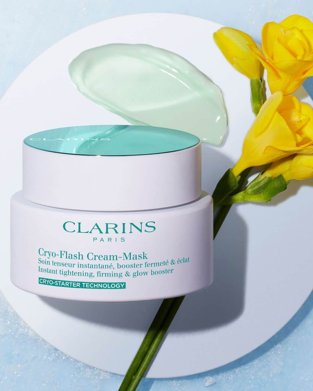 Clarins Australiaのインスタグラム：「Why did we look to cryotherapy for our latest #proageing face mask? ⁣⁣ ⁣⁣ Clarins Research studied the benefits of cold temperature in contact with the skin. This contact helps to strengthen the skin barrier, which may help prevent visible signs of ageing. ⁣⁣ ⁣⁣ #FaceMask #ClarinsCryoFlash #Cryotherapy」