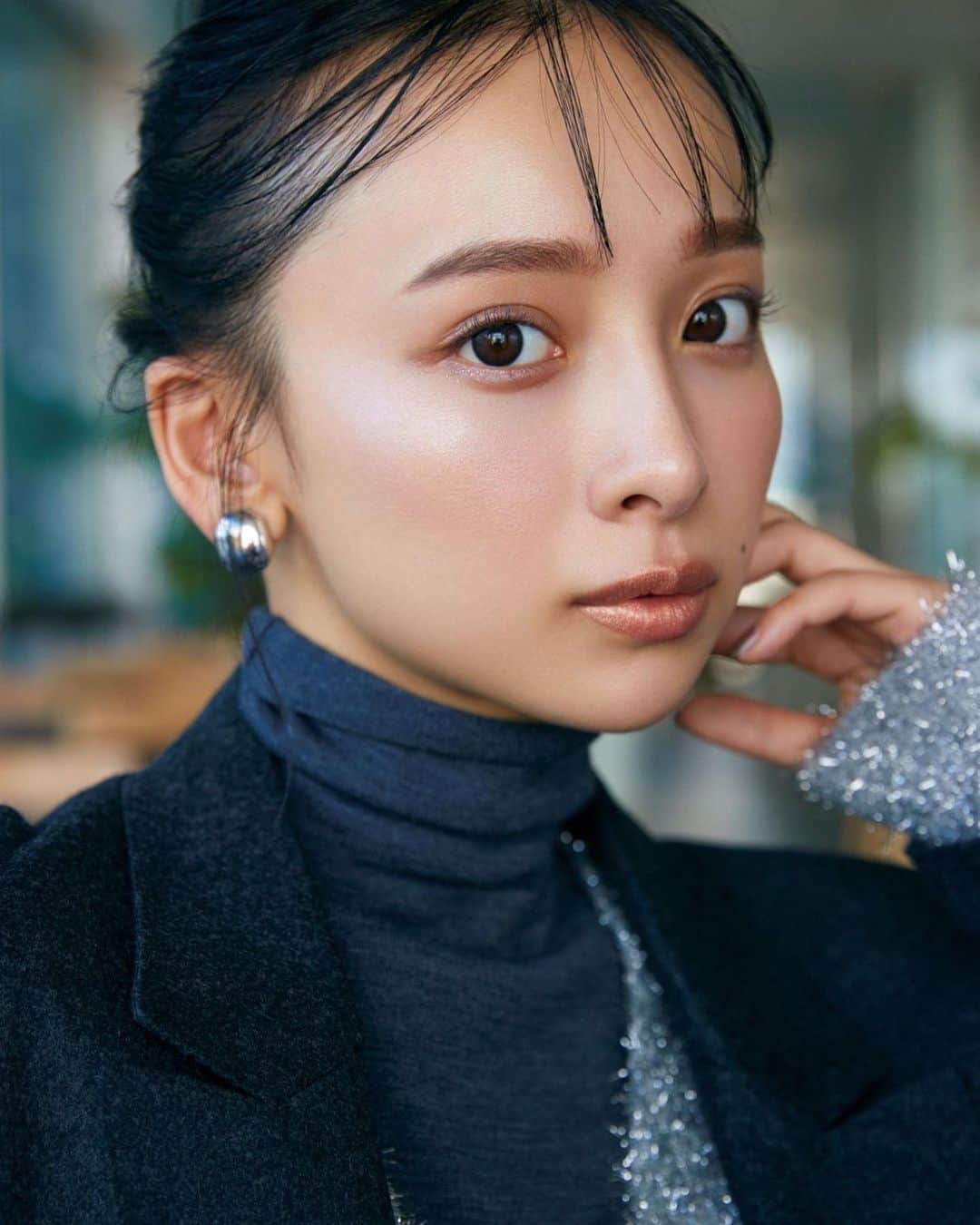 華村あすかのインスタグラム：「本日発売の、 美的12月号 ニット×キラキラメイクで冬が来る♡  に掲載して頂きました🧣🧤❄  新鮮なファッションと雰囲気のがらっと違う冬らしいメイクを味わいながら、スタッフの皆さんがとても面白くて本当に幸せで楽しい撮影でした🦙」