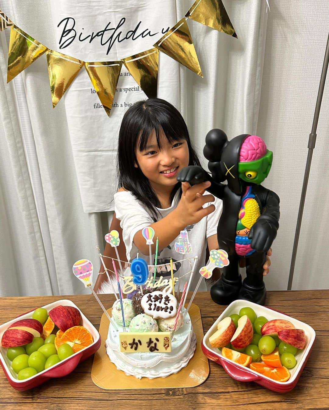 山内智恵さんのインスタグラム写真 - (山内智恵Instagram)「#娘が9歳になりました #お誕生日　#9歳 #happybirthday  私をお母さんにしてくれて ありがとう😊 すでに私の方が かなちゃんに色々教えて もらってるよね🩷 気遣いも、お勉強も、バッチリで 芸術の才能が長けてるので そこをママは伸ばしてあげたいな😊  平和が当たり前でない この世界、この時代 幸せを噛み締めたお誕生日でした🤱  🐥 🐥 🐥 ママのプライベート アカウント @chieyamauchi   #山内智恵#mama #子育て」10月20日 14時09分 - chie_yamauchi