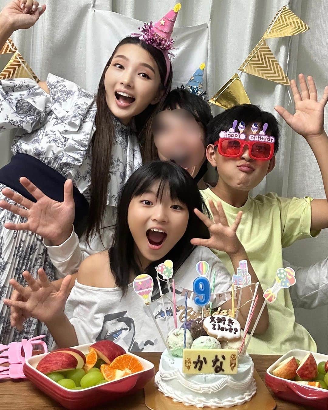 山内智恵のインスタグラム：「#娘が9歳になりました #お誕生日　#9歳 #happybirthday  私をお母さんにしてくれて ありがとう😊 すでに私の方が かなちゃんに色々教えて もらってるよね🩷 気遣いも、お勉強も、バッチリで 芸術の才能が長けてるので そこをママは伸ばしてあげたいな😊  平和が当たり前でない この世界、この時代 幸せを噛み締めたお誕生日でした🤱  🐥 🐥 🐥 ママのプライベート アカウント @chieyamauchi   #山内智恵#mama #子育て」