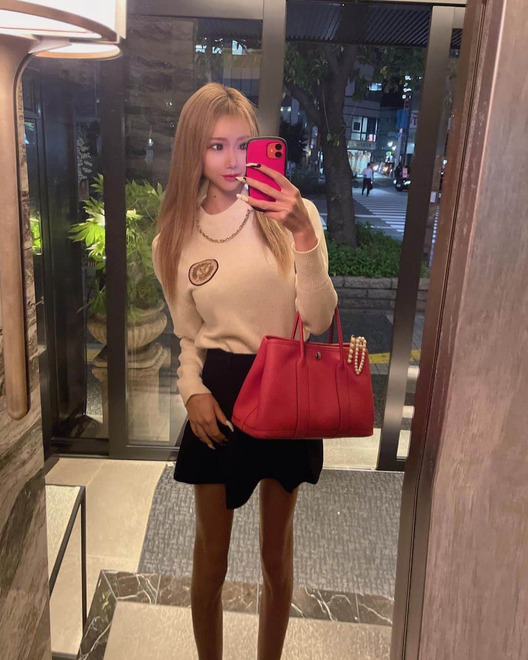 RIIAのインスタグラム：「秋ってご飯本当に美味しい〜🍁🫶🏻 式部庵来ると大根おろし美味し過ぎていっぱいお代わりしちゃう🥰 そんな事より足が黒すぎ😅 @annex_shikibuan」