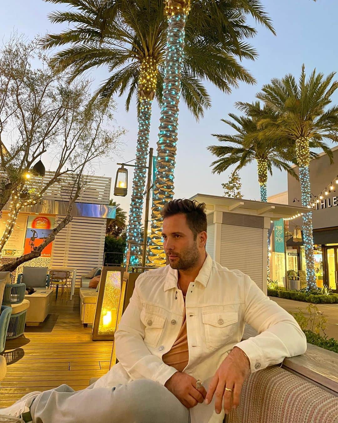 Samuel Lippkeのインスタグラム：「Warm October nights with my girls. We had a massive stomach bug that hit us hard a couple days before and this was a special night out together after a full recovery. Nothing like horrible sickness to make you grateful for health. Please don't get sick my friends 🙏🏽」