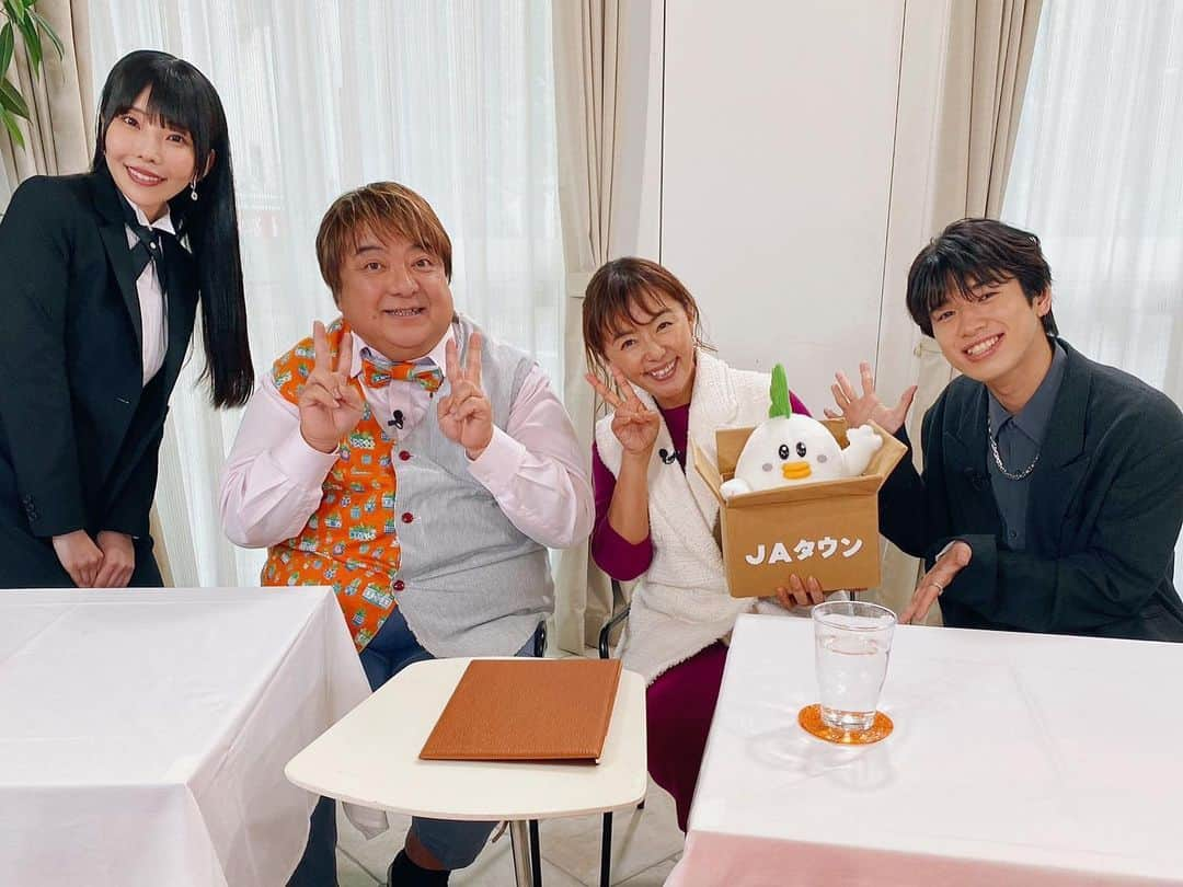 田中律子さんのインスタグラム写真 - (田中律子Instagram)「マネージャーからのお知らせ📺  明日10/21 10:00-11:00 TOKYOMX『JA presents"おいしい日本"いただきます！』 特番に律子が出演します😋🧺  久々の彦摩呂さんとの共演👏🏻 そして、この番組はBTTMの舞台期間中に収録し、 fantastic6の後輩である石川晃多くんとも初共演。 初バラエティ収録頑張っていました👍🏻👍🏻  美味しいものを食べれる権利をGETするため、 クイズ対決も盛り上がりました😆 皆さま、ぜひご覧くださいませ！  ［衣装］ #doclasse #ドゥクラッセ #doclasse_style   MC：#相沢梨紗 （でんぱ組.inc） ゲスト：#彦摩呂 #田中律子  #石川晃多 （THE JET BOY BANGERZ） #tokyomx#日本グルメ #ja#全農#特番 #おいしいもの」10月20日 14時17分 - ri2kotanaka