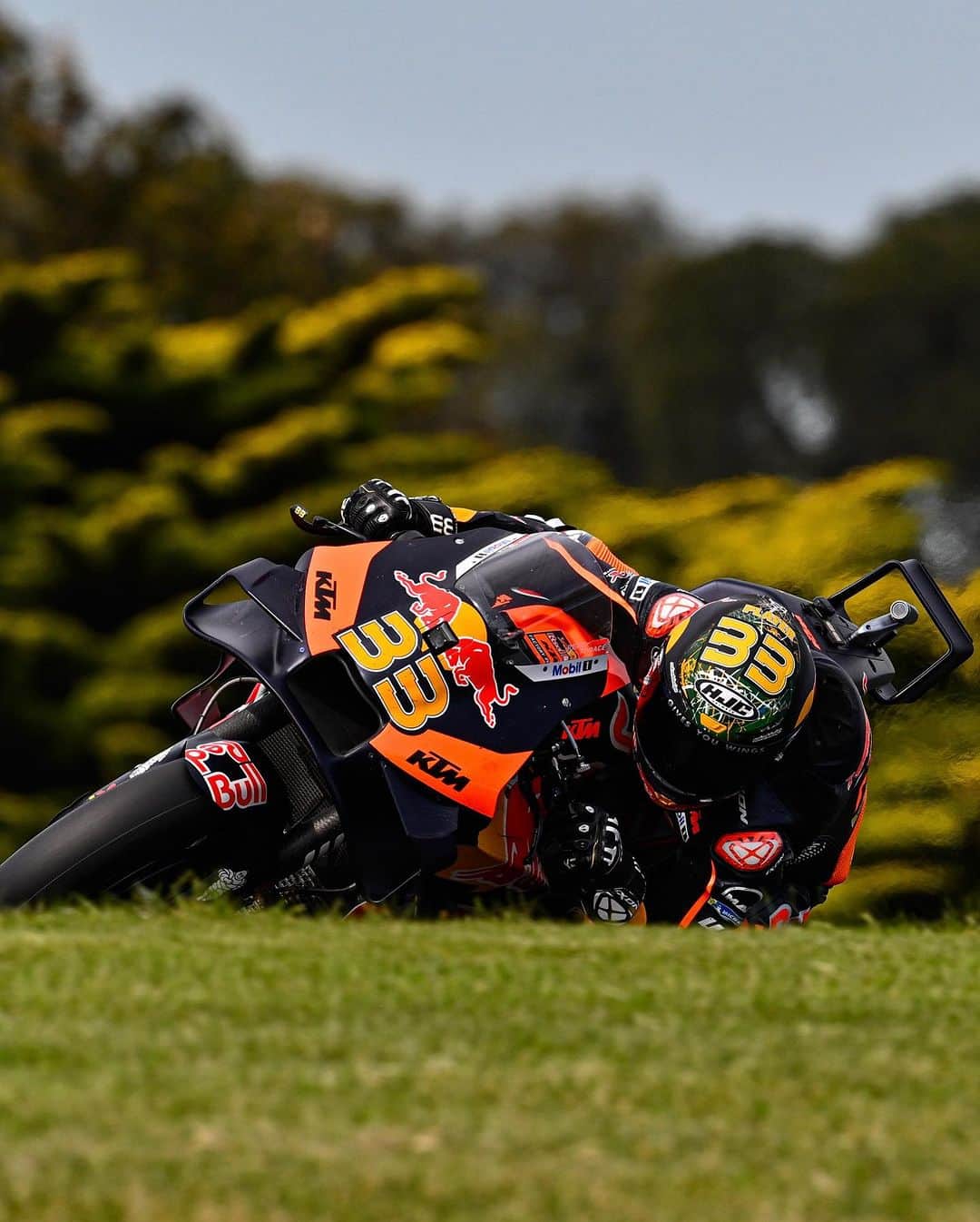 MotoGPさんのインスタグラム写真 - (MotoGPInstagram)「@bradbinder leads the way into Q2! 🔥  #AustralianGP 🇦🇺 #MotoGP #Motorsport #Racing #BB33 #BradBinder」10月20日 14時18分 - motogp