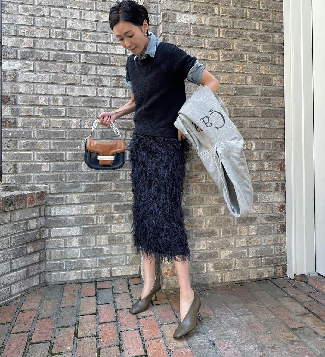 田丸麻紀のインスタグラム：「しばらく ドタバタとしておりまして  大阪から 両親が手伝いに来てくれました🙏  ありがたい ほんとにありがたい😭  母が作ってくれた晩御飯 味　うっす。Σ('◉⌓◉’)  普段、自分がどんなけ 味濃いめに食事を作っていたのかと 気づかられ 考えさせられました💦  母の作ってくれた 味うっっすいうっっすい御膳　🙏  晩御飯中は 味を探しながら いつもより真剣に （ちょっと🤏研ぎ澄ました感覚で　🤣）夕食をいただく。  そして 何が食べたい？と聞いてくれたので  母には少し体調が悪くて、調子わるいの、、、さっぱりしたものが食べたいな。🙏  と前情報つたえていても  全無視で、揚げ物を作ってくれる マイペースな母の愛をかみしめながら　(￣∀￣)  この歳になっても、こんな風に甘えさせてくれることにが 心底ありがたく  そして、一緒にいると心強く、楽しい。  このぐらいの歳になると、私がいることで、 両親から 心強く思ってもらえなきゃいけないはずが、、、、 結局 いつも支えてもらいっぱなしです。  本当、たよりない娘ですみません🙇‍♀️ そしていつもありがとう  全然　最初は 胃がうけつけていなかった 春巻きですが　完食。  全て おいしくいただきました♡  今日は打ち合わせ 撮影 ミーティング フィッティング イベント なかなか詰め込みな金曜日ですが ご機嫌に走り切ります♡  今日はネイビー➕グレー🩶コーデ。  今年の秋冬は グレー🩶 ネイビー💙 赤❤️ マスタードカラー💛 などのカラーが気分です。  バッグ　@pierrehardy  スカート　@cyclasofficial  フーディ　@ade_tamarumaki   #私服 #健康第一 #ネイビー #グレー #赤 #ootd #makiswardrobe #ade」