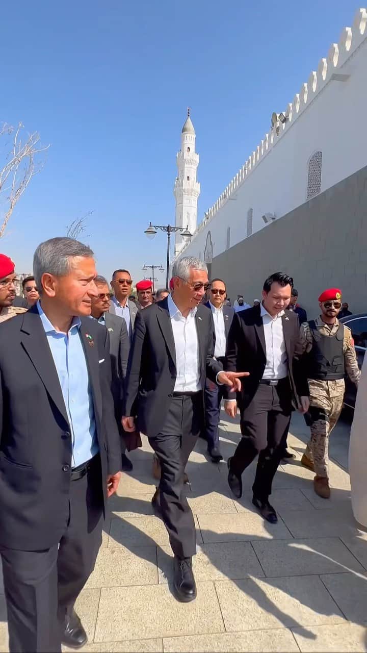 リー・シェンロンのインスタグラム：「Visited a few historical and culturally significant sites around the cities of Madinah and AlUla.  Started the morning in Madinah, the second holiest city in Islam, after Makkah. We saw the Nabawi Mosque (Prophet’s Mosque), renowned for its distinctive features, like the green dome which sits at the centre of the mosque where the tomb of the Prophet Muhammad rests. Also visited the Quba Mosque, believed to be the first mosque in the world.  Then onwards to AlUla, where there are magnificent sandstone outcrops and tombs that date back two thousand years. I thank the Saudis for their warm hospitality, and for sharing their rich culture and heritage with the Singapore delegation! – LHL  (PMO Video by Farez Juraimi)」