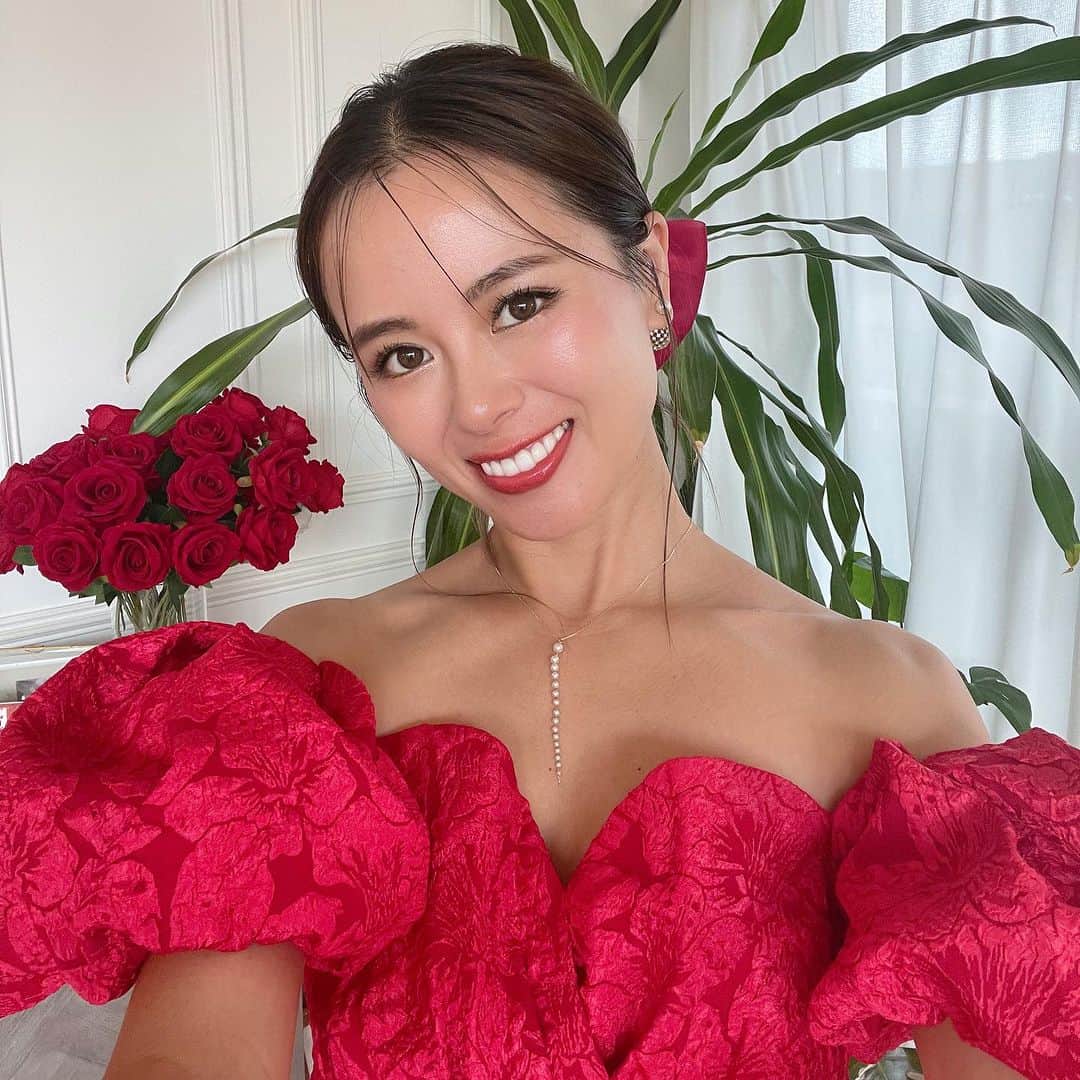 のインスタグラム：「自分にも家族にも仲間にも、 そして地球にも愛を持って優しく生きたい🌏✨  それってどんなことだろう？ 日々の選択の中で知らず知らず、 自分の健康を害し、地球を汚している。 私は全てに優しく生きることってどうやってやるんだろう？って 考えたときに自分のお買い物の選択を考えた。 人にも環境にも負担を与えないようにするもの。  そうするとオーガニックや自然由来なものを選ぶ。 化学成分ではなく、 なるべく天然成分を選びたいとみんな考えてるよね。  だけど、そこには問題がある。 多くの人は高くて続けられないんだよね🥹 それを理解してたから、みんなに環境に良いもの、 体に害にならないものを使おうよ。て言えなかった。  でも！見つけたの💖💖💖🙊💖💖💖  天然成分でドラッグストア価格✨だったら良くないですか？ 誰もが買えて天然成分でドラッグストア価格の日用品を ついに見つけました🥰❤️❤️  日用品とはシャンプー洗剤、基礎化粧品、健康フードなど。  創業37年で無借金経営と言う超信用ある会社を。 私の生き方にマッチする会社を。  みんながこれを使うことによって、 みんなも自分も家族も子供の健康を守れて、 地球にも優しく生きられるの💖 みんなの理想が叶うの💖💖  ご興味あるかた専用のオープンチャットを作ったので お入りください☺️✨ (2枚目の画像からどうぞ)  貢献できてると思えると幸せが増えますよ🪽✨」