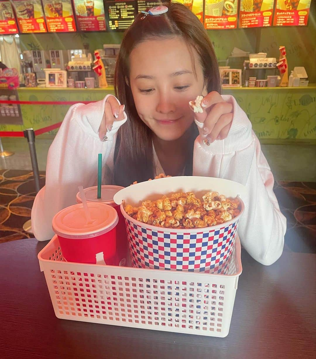 山本ひかるのインスタグラム：「やっぱり映画にはポップコーンとコーラ 🥹🍿😴🍿🫢🍿🎬📽 #映画 #ガールズパンツァー #ガルパン #ミカさんのサウナハット #めっちゃほしい #サウナ #🧖🏻‍♀️ #映画館」