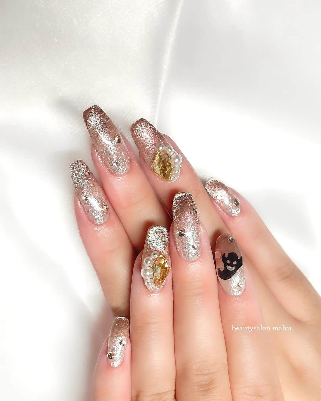 nailsalon malva（ネイルサロンマルヴァ）のインスタグラム：「【選べるマグネット×ビジュー】で予約可能✨🎃 ⁡ ただいま無料で追加のハロウィンホログラム おつけしています👻 ⁡ ご希望の方は予約時にご連絡ください😊 カラーもすっかり秋仕様になりました🍂 ⁡ ↪︎ ネイルのケアと保証期間 ⁡ malvaのネイルはドライケア、カットスタイルも込みです。 保証期間は約4週間となります（※ご新規様は3週間となります）。 ⁡ ＿＿＿＿＿＿＿＿＿＿＿＿＿ ⁡ ⁡ 𝐛𝐞𝐚𝐮𝐭𝐲𝐬𝐚𝐥𝐨𝐧 𝐦𝐚𝐥𝐯𝐚⠀ 📍明治神宮前駅｜原宿駅　徒歩𝟑分 ⠀ 💬ご予約やお問い合わせ 𝐋𝐈𝐍𝐄から承っております @ 𝐦𝐚𝐥𝐯𝐚 ⁡ お気軽にご連絡ください♡ ⁡ ⁡ ＿＿＿＿＿＿＿＿＿＿＿＿＿＿ ⁡ ▸ジェルネイル｜スカルプ｜ネイルケア ▸まつげカール｜まつげエクステ｜ワンホンエクステ ▸ハーブよもぎ蒸し ▸ワックス脱毛 ⁡ \ アシスタント募集中💁‍♀️ / ⁡ ▸リモート可オンラインの画像動画制作アシスタント ▸サロンワーク全般アシスタント ⁡ ⁡ #秋ネイル2023 #ハロウィンネイル #マグネットグラデーション  #ビジューネイル #malva #malvaネイル  #ハロウィンネイルシール #秋ネイル  #ブラウンネイル #原宿ネイル #ワンホンネイル  #表参道ネイル #東京ネイルサロン　#明治神宮前ネイル #新宿ネイル #千駄ヶ谷ネイル  #harajukunails #tokyonails #tokyonailsalon ⁡」