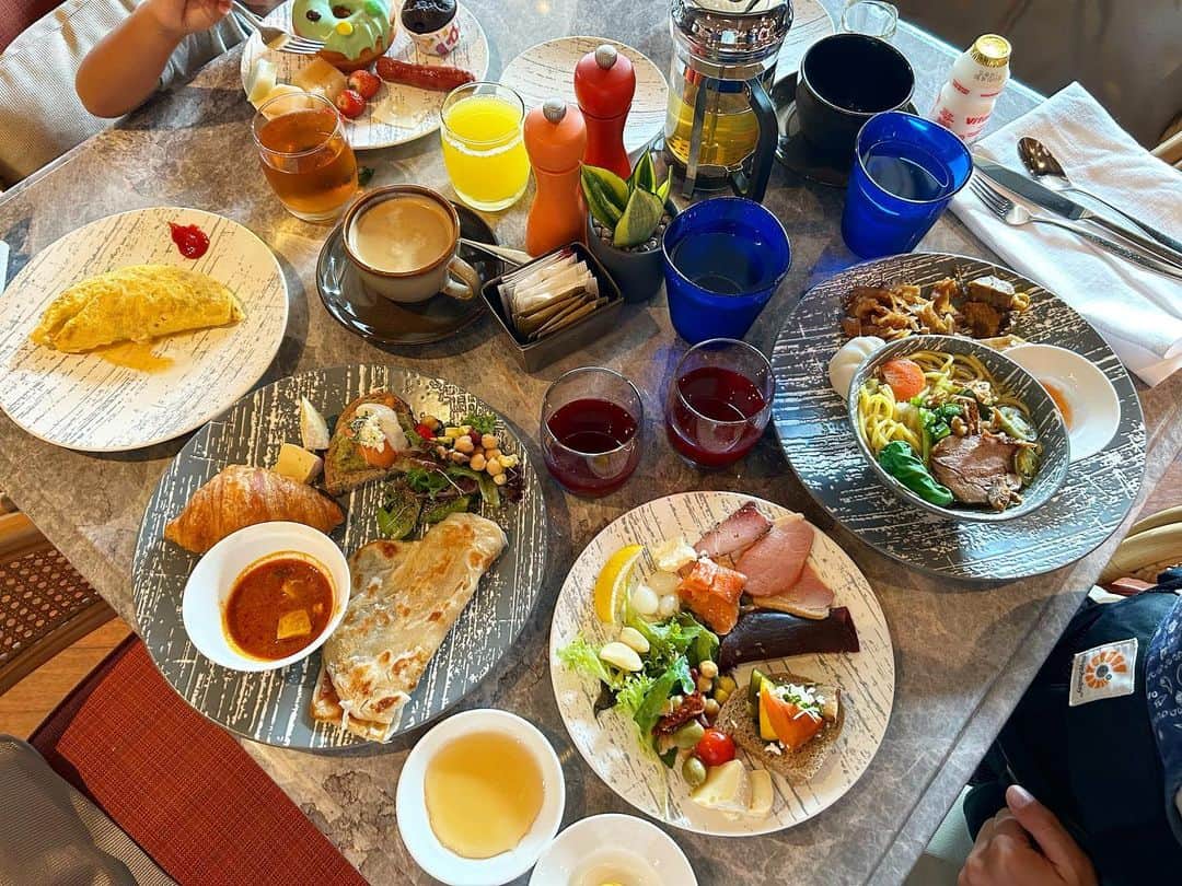 瀬間友里加のインスタグラム：「Breakfast @anantaradesaru  旅の記録🌞 ホテルの朝ごはんがほんと美味しくて🥺定番の卵やパンケーキを作ってくれる他にも、麺のコーナーやインディアンフードも揃っていてさすが東南アジア🏖️ いろんなフルーツが食べられるのも🙆‍♀️子連れの方もたくさんいるので騒がしくてもちょっと安心🤣#デサルコースト #desaru #malaysia #マレーシア旅行 #シンガポール #シンガポール在住 #子連れ旅行 #旅の記録」