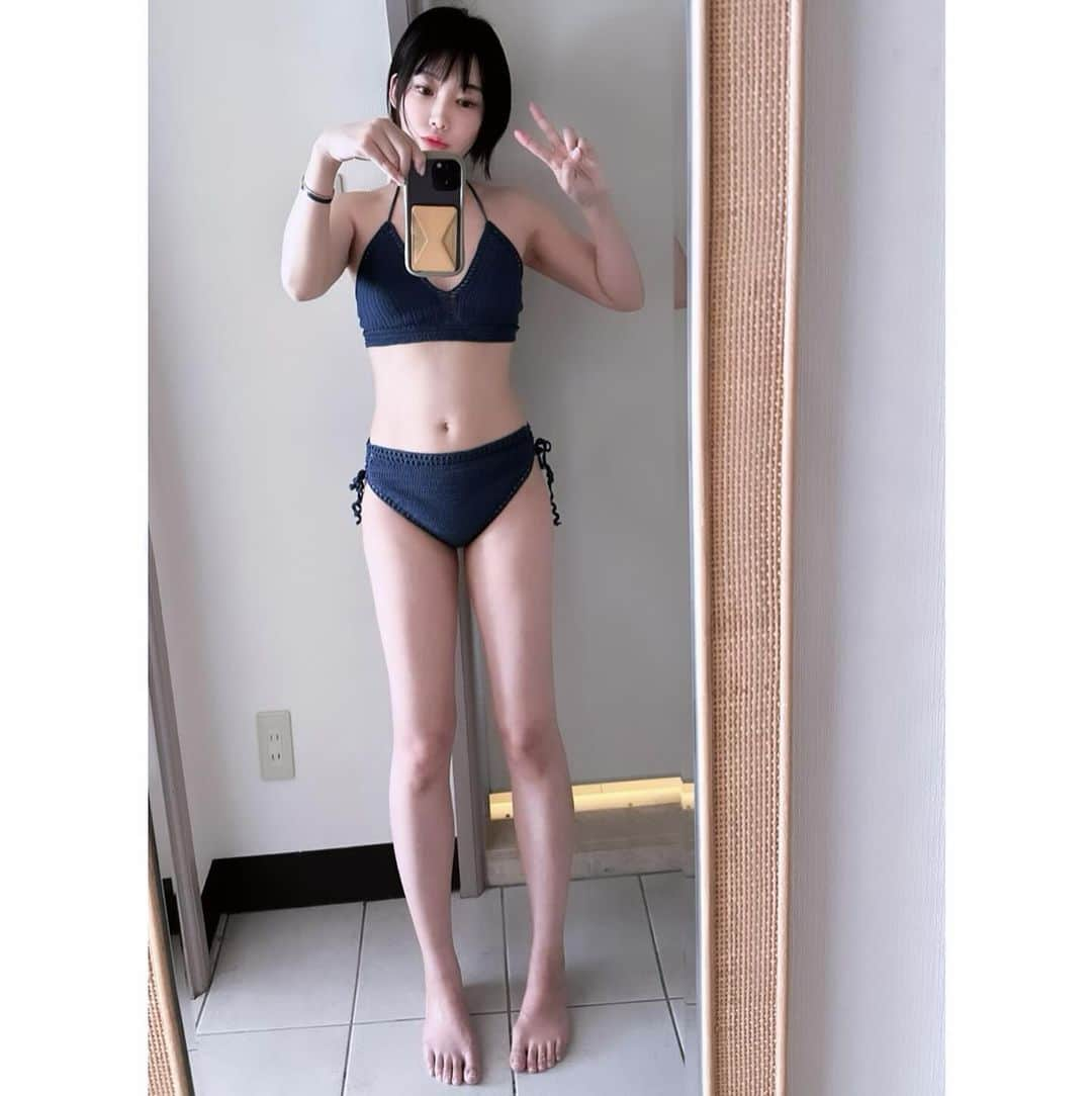 木下ゆうかのインスタグラム：「水着久しぶりに着たよ！ よく見るとかすかにくびれはじめています👀 スマホの角度&のけぞりでスタイルをマシに見せるテクニックを使っています👍(真似して良いよ) でもウエストとバストはどうにもならないですね！🆗  2日目は晴れてたので1人で泳いだよ！海気持ちよかった☺️ ※要 浮き輪 (1日目に合流してた友達は仕事なので早朝に帰って行った🥺) そしたら旅行に来とった方達が同情して仲間に入れてくれた！(ドラクエ)」