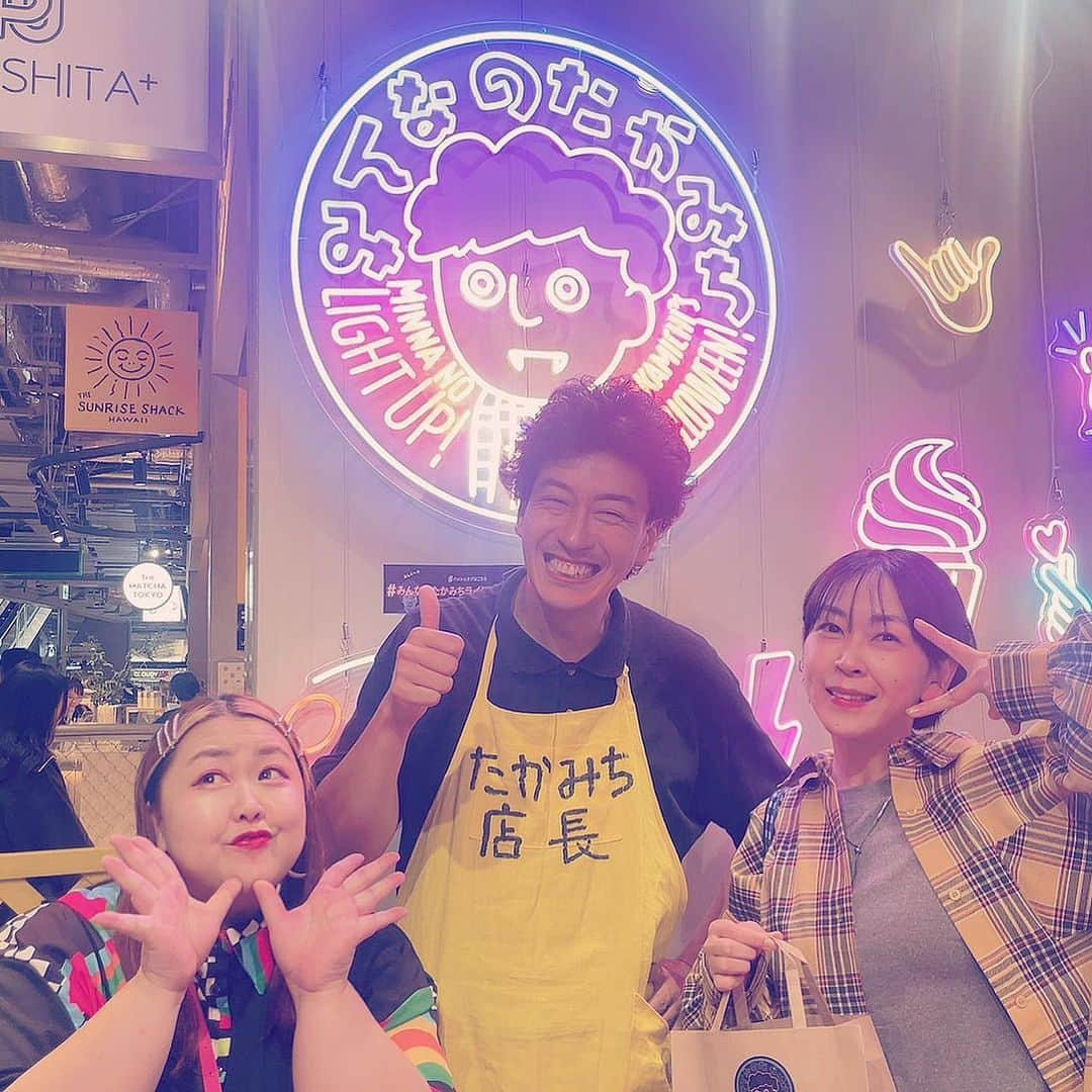 ミナコさんのインスタグラム写真 - (ミナコInstagram)「❤️TikTokで大人気のたかみち店長のお店in渋谷宮下パーク2F❤️ 🎉❤️５時間だけお手伝いさせてもらった日🎉❤️ ぽちゃHOMEの隣人さんや國松や従姉妹夫婦も来てくれて嬉しいかったわ〜🩷🩵❤️🩵💚🩷 マジみんなありがと〜🩷🩵💚❤️ お店は大人気でずっと大賑わいでした😍たかみち店長の店今月いっぱいやってるので是非行ってみてね😍 ドリンク🥤もスウィーツ🍰も全部可愛くて美味しくて最高だよーん🩵🩷💚🩷💜💚🩵 #たかみち店長  #tiktok  #ぽちゃhome」10月20日 14時19分 - mi7kooooo