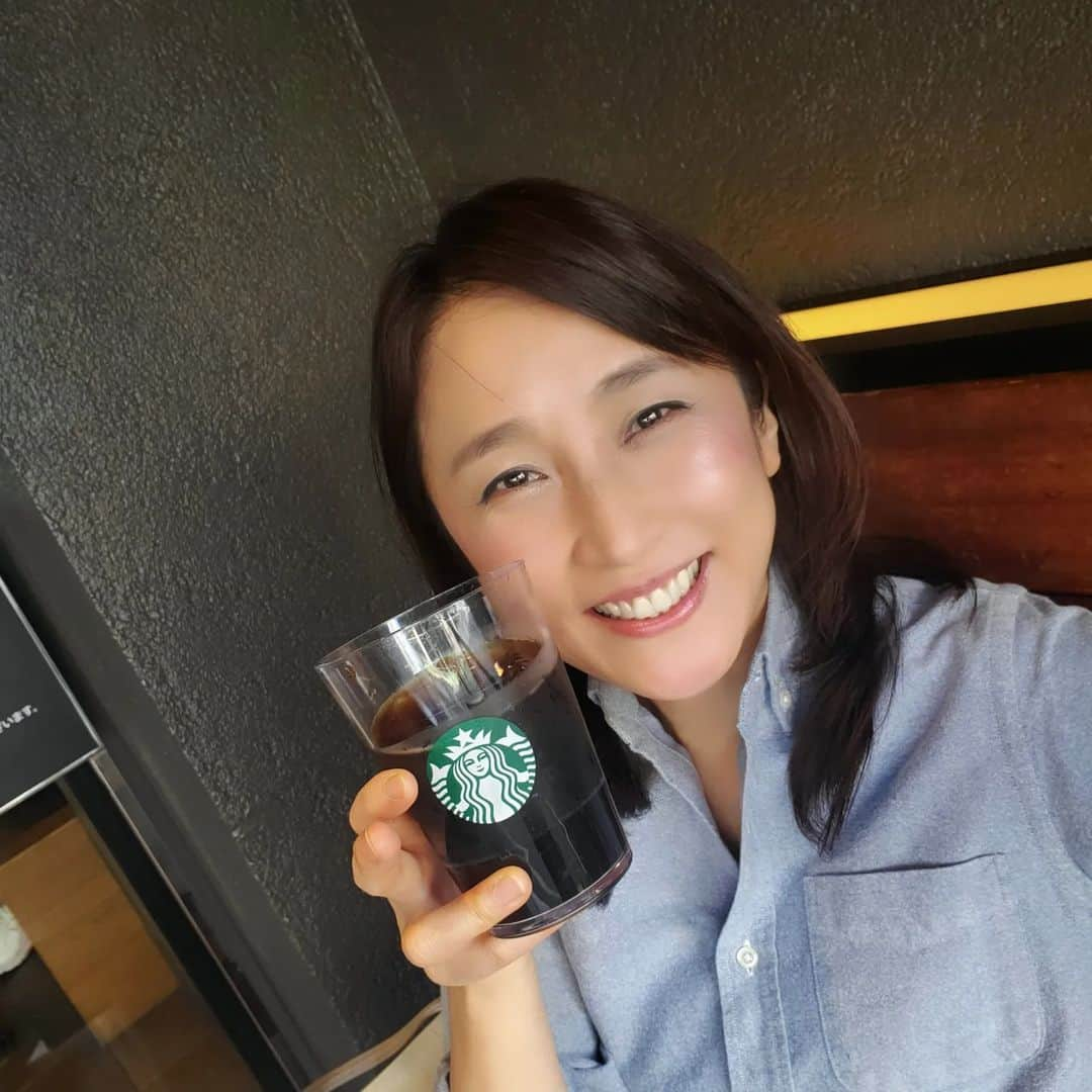 常世晶子さんのインスタグラム写真 - (常世晶子Instagram)「今日は暖かいですね☀️ ポカポカなので、食後にスタバでアイスコーヒーを。 家で飲むより美味しい気がします。 帰って仕事します🏃💨  #スターバックス #ひと休み」10月20日 14時20分 - tokoyo_shoko