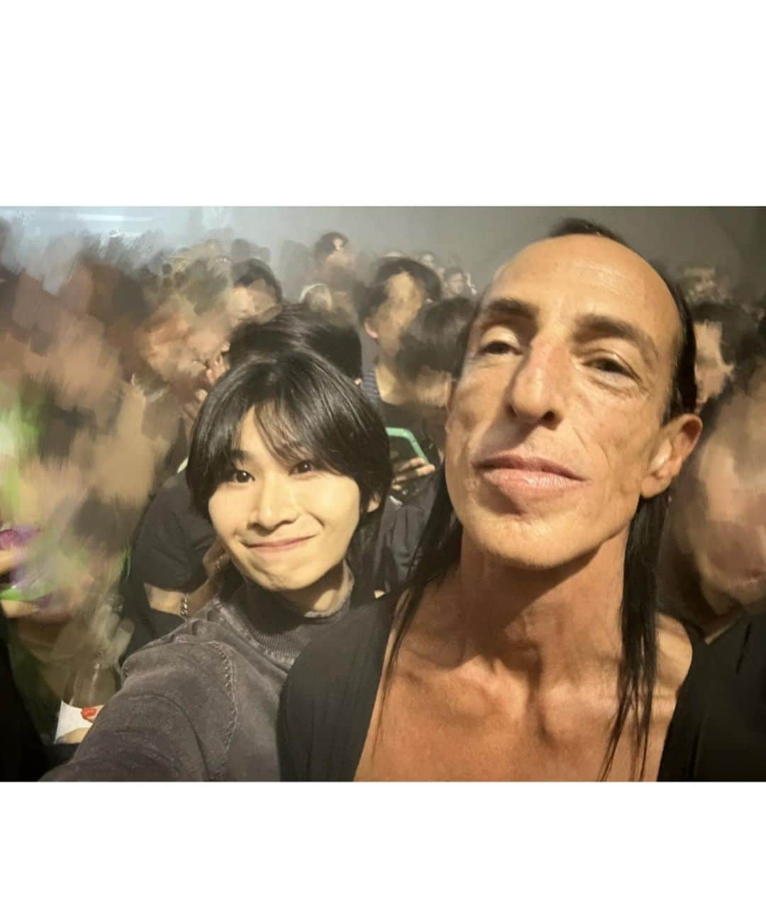 鈴木志音さんのインスタグラム写真 - (鈴木志音Instagram)「RICK OWENS PARTYに参加させて頂けて光栄でした。 デザイナーご本人様とも会えて幸せな時間でした。 今日のコーディネートはコレクションにインスピレーションを受けて、自分なりにコーデを組んでみました🥂  #rickowens」10月20日 17時49分 - shion_supafuru