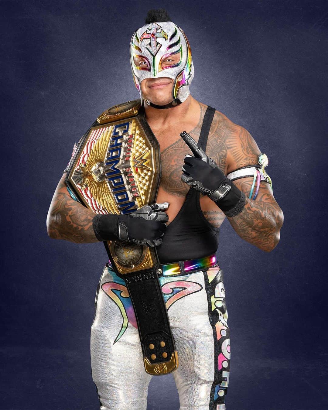レイ・ミステリオ・ジュニアのインスタグラム：「Describe con una palabra a nuestro Campeón de 🇺🇸 y miembro del #WWEHOF @619iamlucha 🏅👤🙌✨」