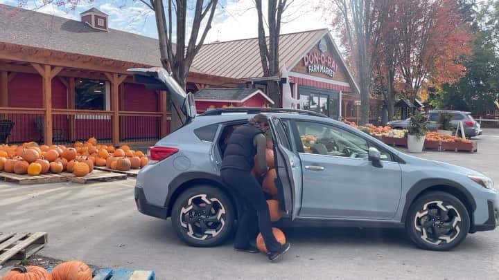 キエラ・スミスのインスタグラム：「1st Annual Pumpkin Pickup Party!!!!   Sunday October 22 12-3pm 5461 South Perimeter Way  Can you GUESSSS how many pumpkins can fit in 1 Subaru Crosstrek????  🎃」