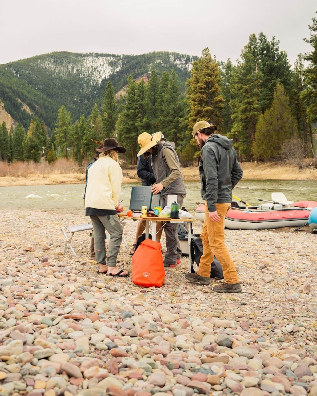 オスプレーのインスタグラム：「Rain or shine – stay wild this fall 🍁   Featuring the Wildwater Dry Bag Collection - IPX5 waterproof rated and ready for adventure.」