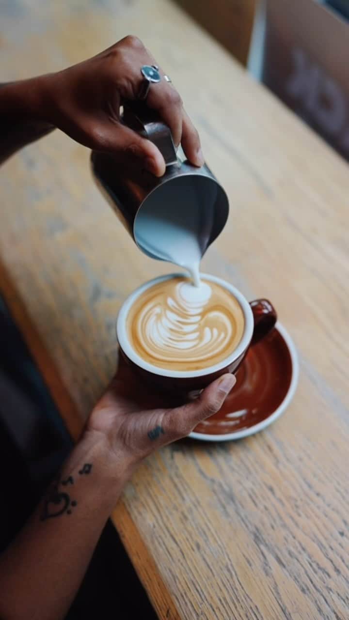 Stumptown Coffee Roastersのインスタグラム：「🍁THE SALTED MAPLE SEASONAL DRINK IS BACK! 🍁  We’re returning to a perennial favorite in the Salted Maple Latte. Celebrate the autumn in great taste with this beauty combining pure maple syrup and sea salt.」