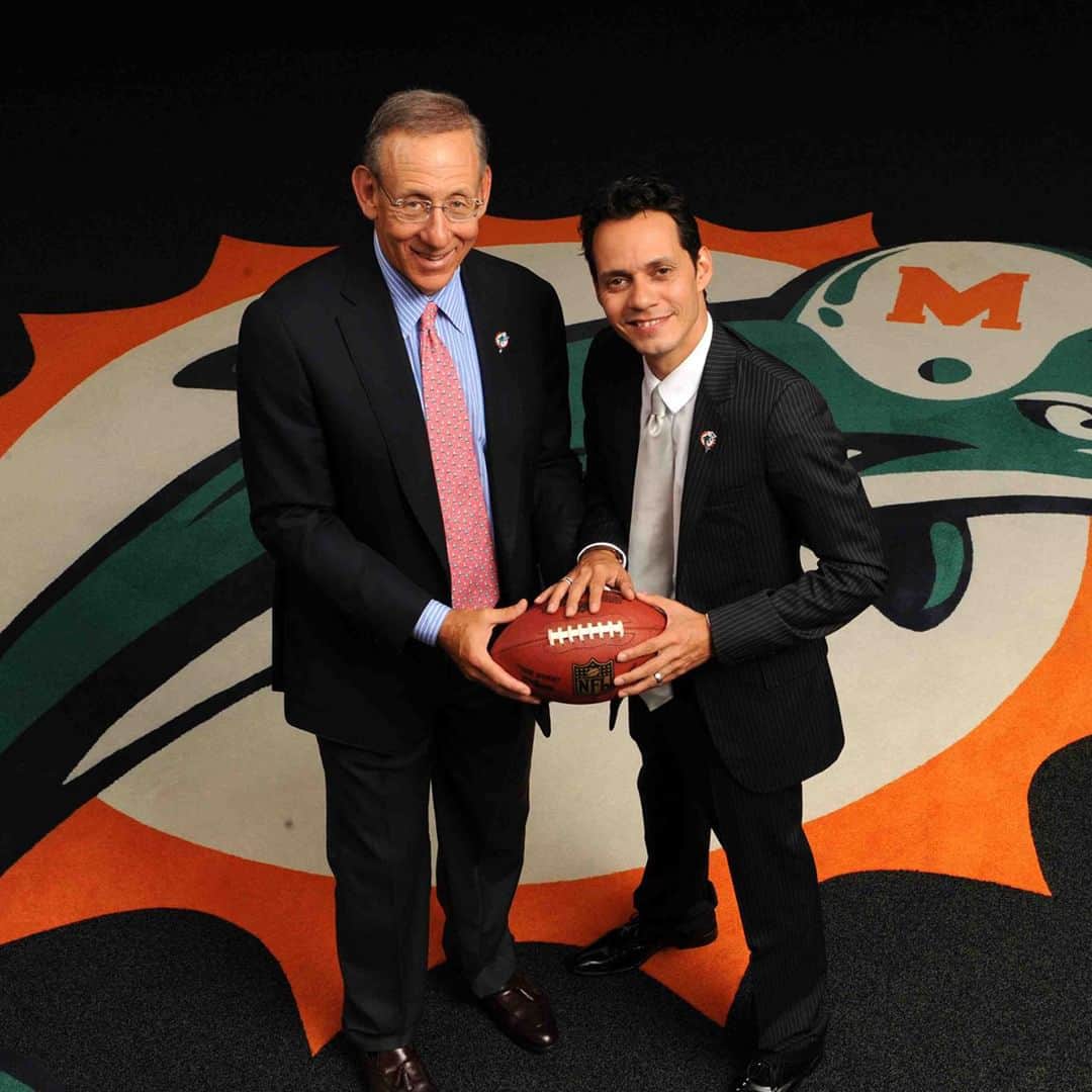 マーク・アンソニーのインスタグラム：「This throwback thursday is for @miamidolphins 🏈 Thank you for making me part of your victories 🏆」