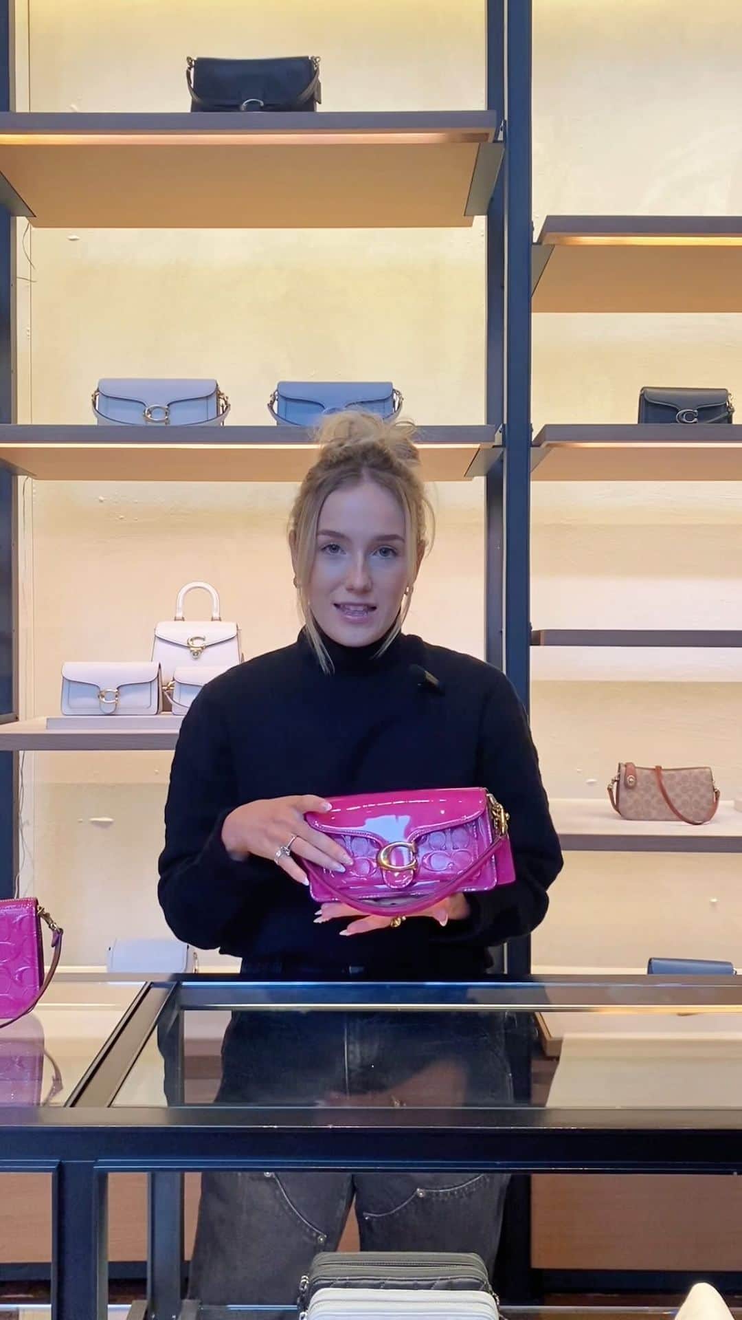 コーチのインスタグラム：「We’re having a magenta moment! #CoachNY」