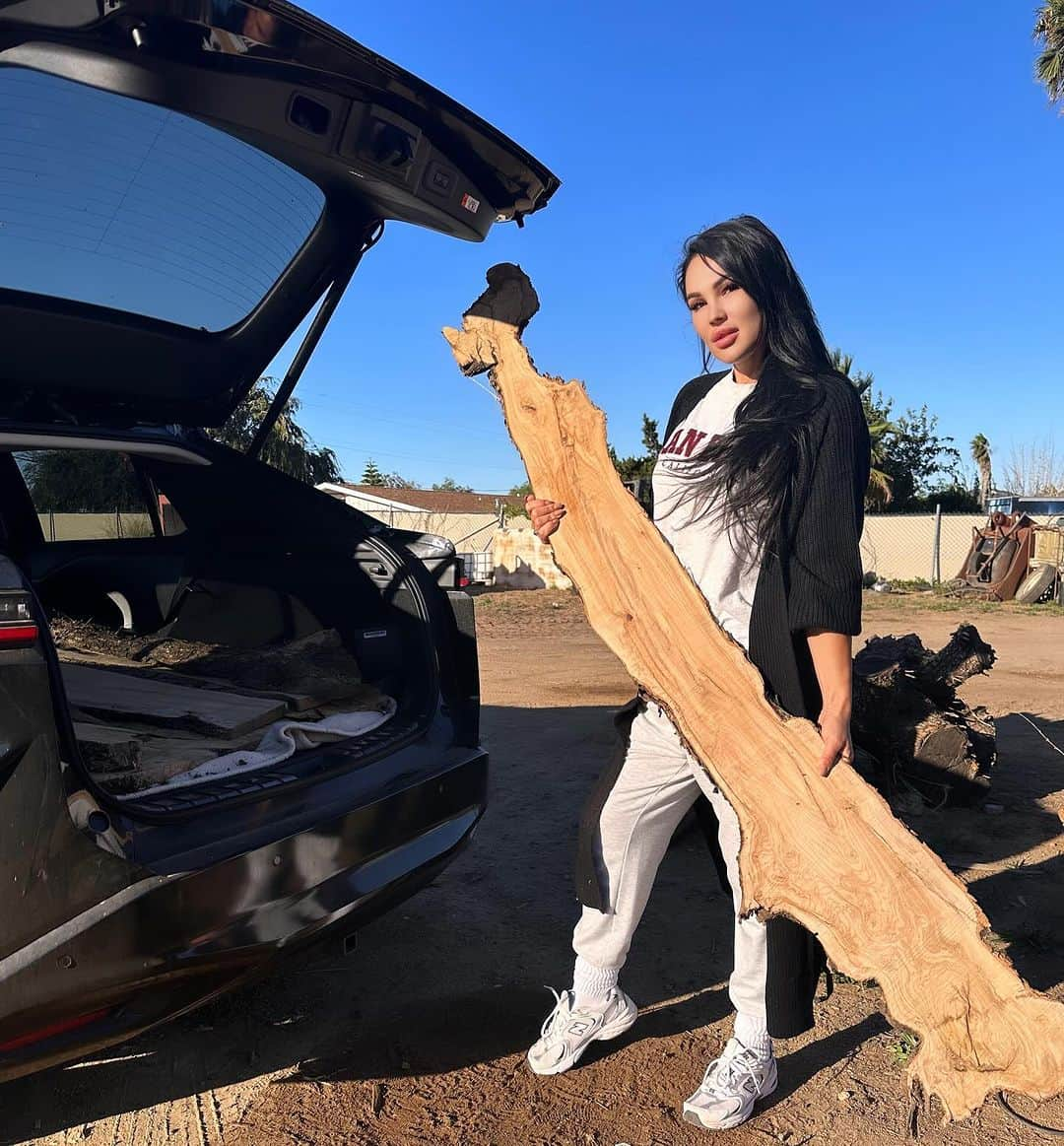 Julia Gilasさんのインスタグラム写真 - (Julia GilasInstagram)「Hunting for unique wood for my art projects without overpaying $ for it it’s the hardest task so far! Anyone in San Diego want to sell the wood 🪵 to me?」10月20日 6時15分 - juliagilas