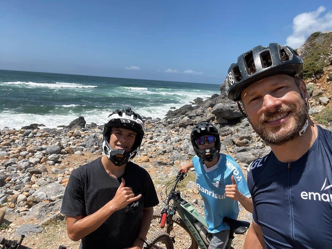 Rodrigo Hilbertのインスタグラム：「Colecionando memórias com os “pequenos” que já tão quase do meu tamanho 🚴🏽‍♂️🌊 #tbt」