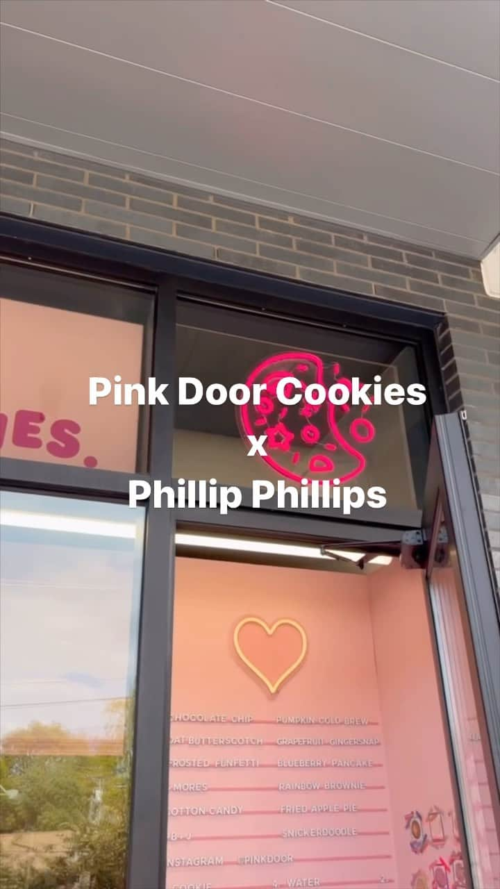 フィリップ・フィリップスのインスタグラム：「On this episode of Cookies Around The Country, I had to give my friends at @pinkdoor cookies a try! 🍪🍬 As you know I’m a chocolate chip connoisseur and it was REALLY good but that butterscotch oatmeal took the cake on this one!!! WOW. The crew and I loved all of them and we will back (especially if oatmeal butterscotch is on the menu)   Nashville friends, If you’re headed to my show tonight at @bbowlnashville stop by @pinkdoor before the show or tomorrow AM and get 15% off your entire order when you show them your ticket stub!! All in the name of cookies. Love ya & see ya soon!」