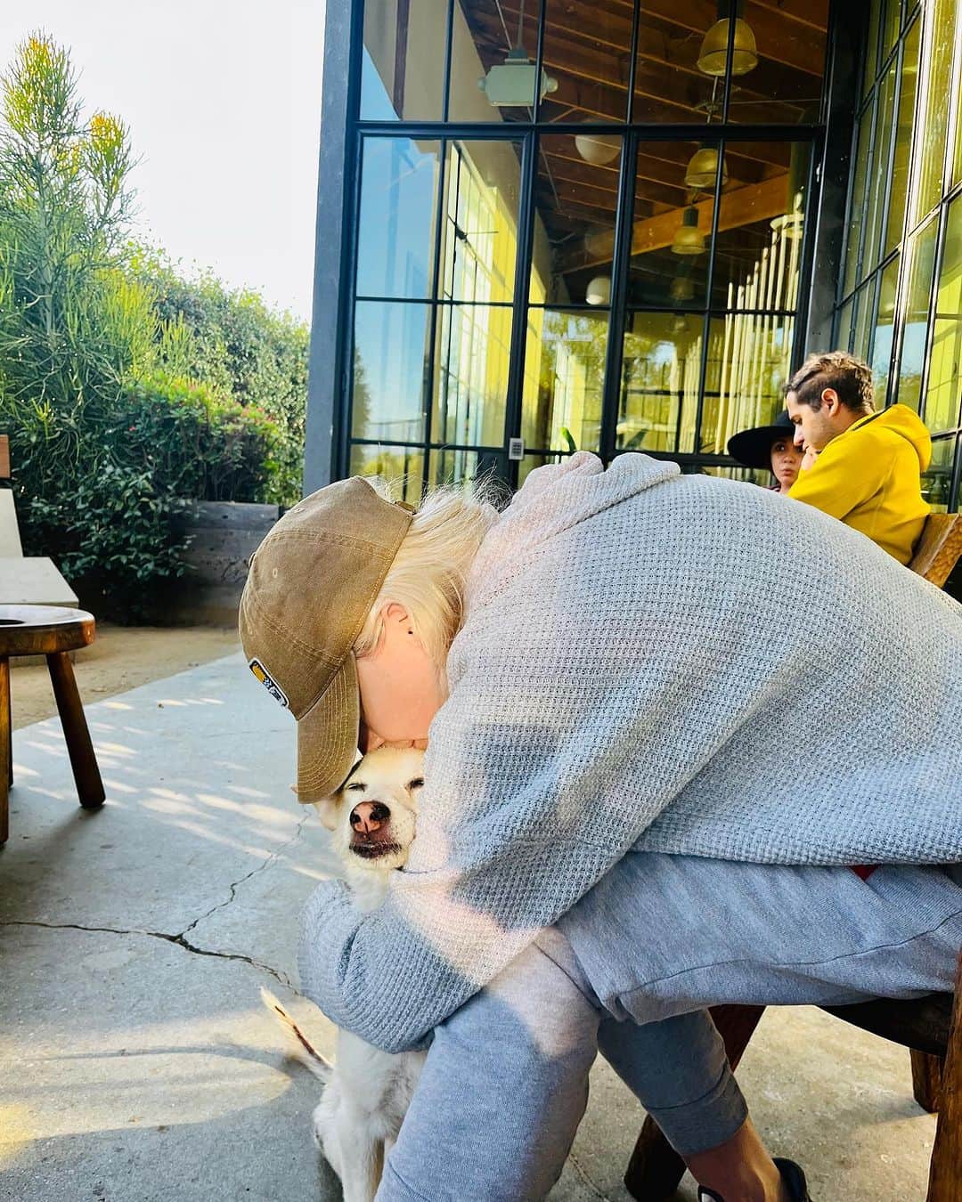 エミリー・キニーのインスタグラム：「Tbh was hard to leave home today 🥹🐕 (but getting excited to meet you all in Lexington, KY this weekend🤗)」