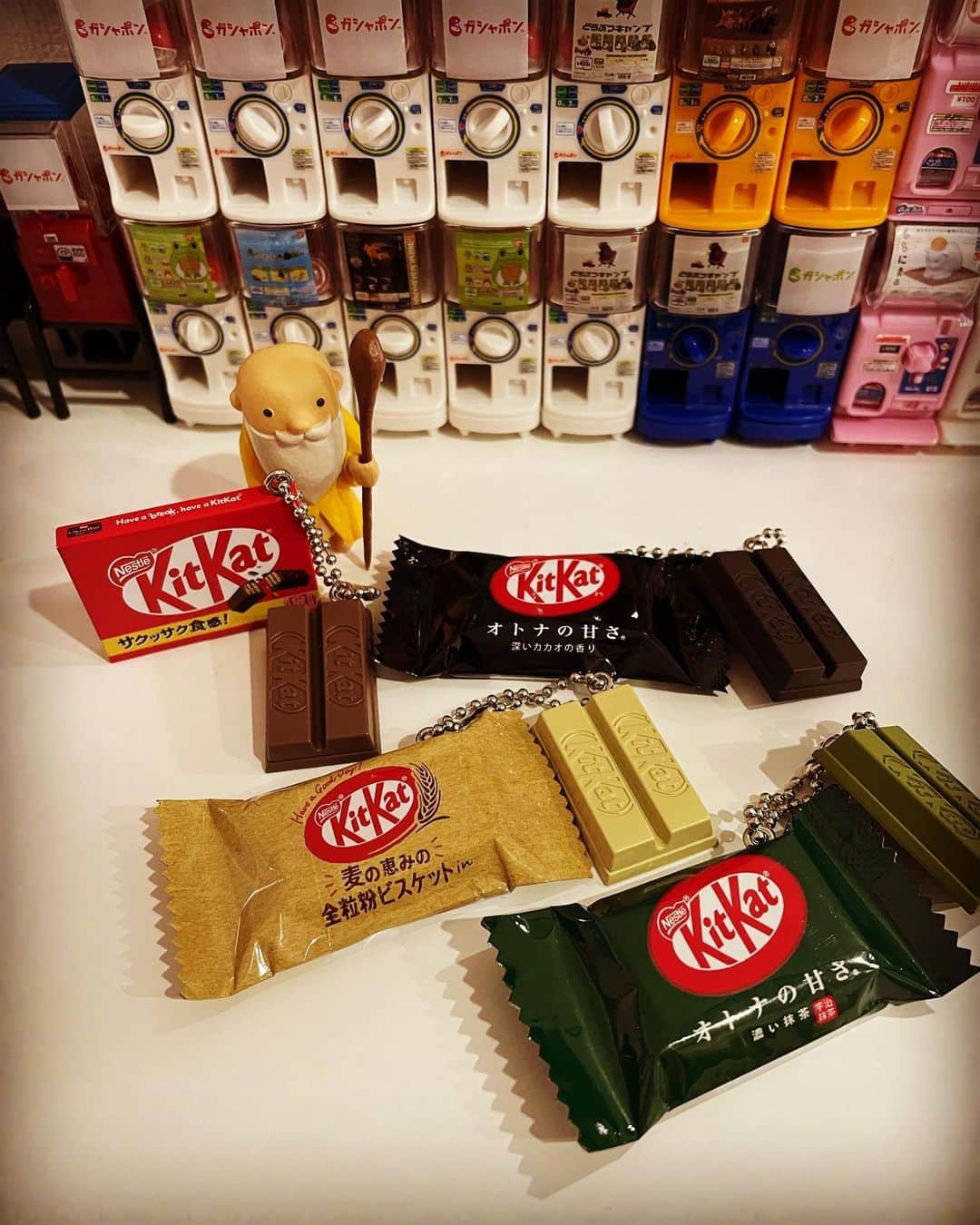 柴田薫のインスタグラム：「KitKatミニチャーム  コンプしたい可愛さ。 じんわりと可愛さが増してくる。 なんだろこの感覚(*^^*)  #ガチャガチャ #ガシャポン #ガチャポン #ミニチュア #カプセルトイ #ガチャ沼 #KitKatミニチャーム」