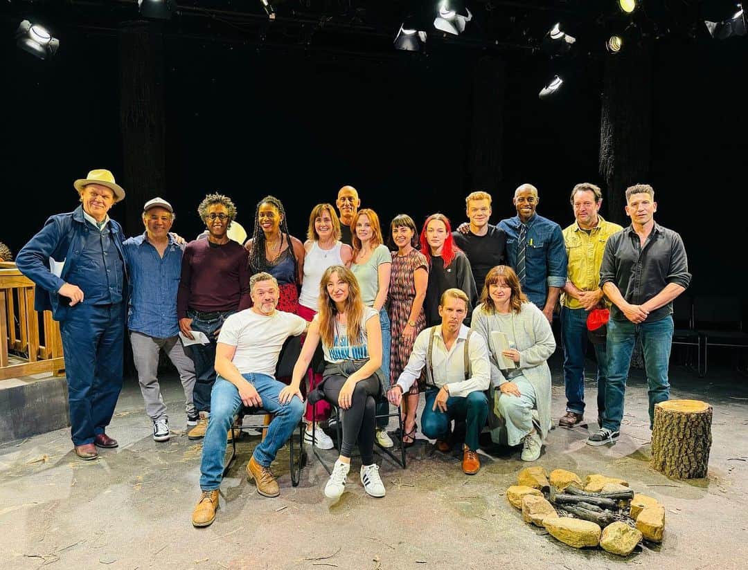 コンスタンス・ジマーのインスタグラム：「Oh what a night! Oh what a much needed raw expression of emotional art we got to exercise  last night! Thank you @isidora @joshuabitton and @roguemachinetheatre for making this magic happen! I was so proud to be a small part of this amazing cast of characters!Loved getting to work on #MametWomen and gain a new friend with @realmerrindungey! Long live LIVE theater! We raised money for @iatse, we laughed, we listened and we celebrated! (#victoriapedretti couldn’t be tagged but needs to be represented) also watching #joshhomme perform acoustic songs for us was magnificent. And an original @stephenadlyguirgis play handed to the actors shortly before showtime could not have been a better way to end the night! #thankfulthursday」