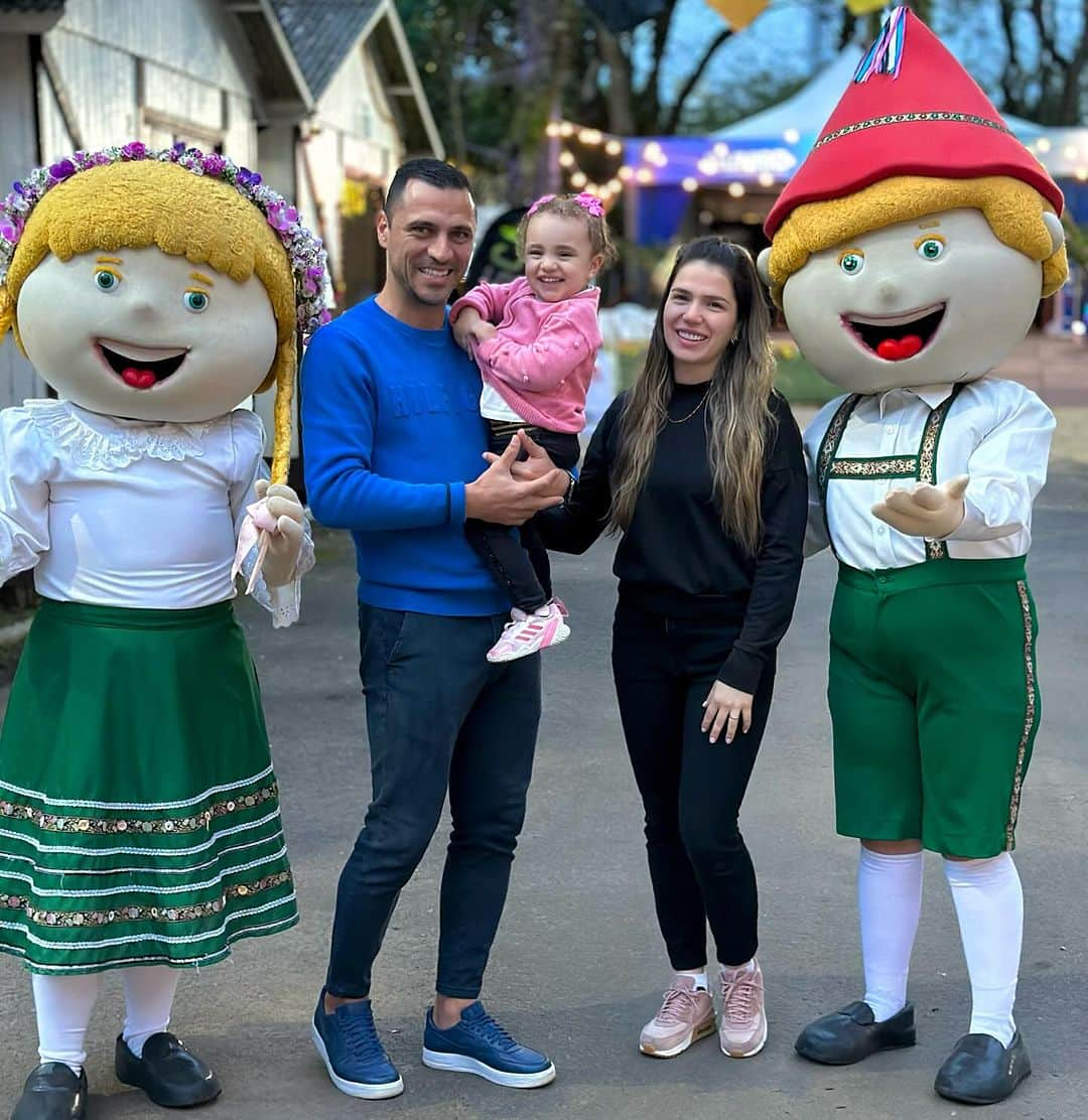 ロムロ・ソウザ・オレステス・カルデイラのインスタグラム：「Dia em família na @oktoberfestsantacruz , a Rebequinha ficou super feliz 🖤💛❤️  #Oktoberfest #OktoberfestSantaCruz #SantaCruzDoSul」