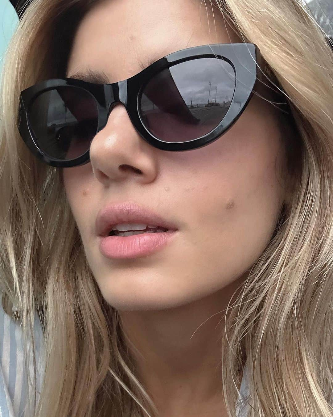 Camila Queirozさんのインスタグラム写真 - (Camila QueirozInstagram)「Sunglasses lover 🕶️🫶🏼 Esse é o RITA, da minha nova coleção com a @colccieyewear  Link no story!」10月20日 6時36分 - camilaqueiroz