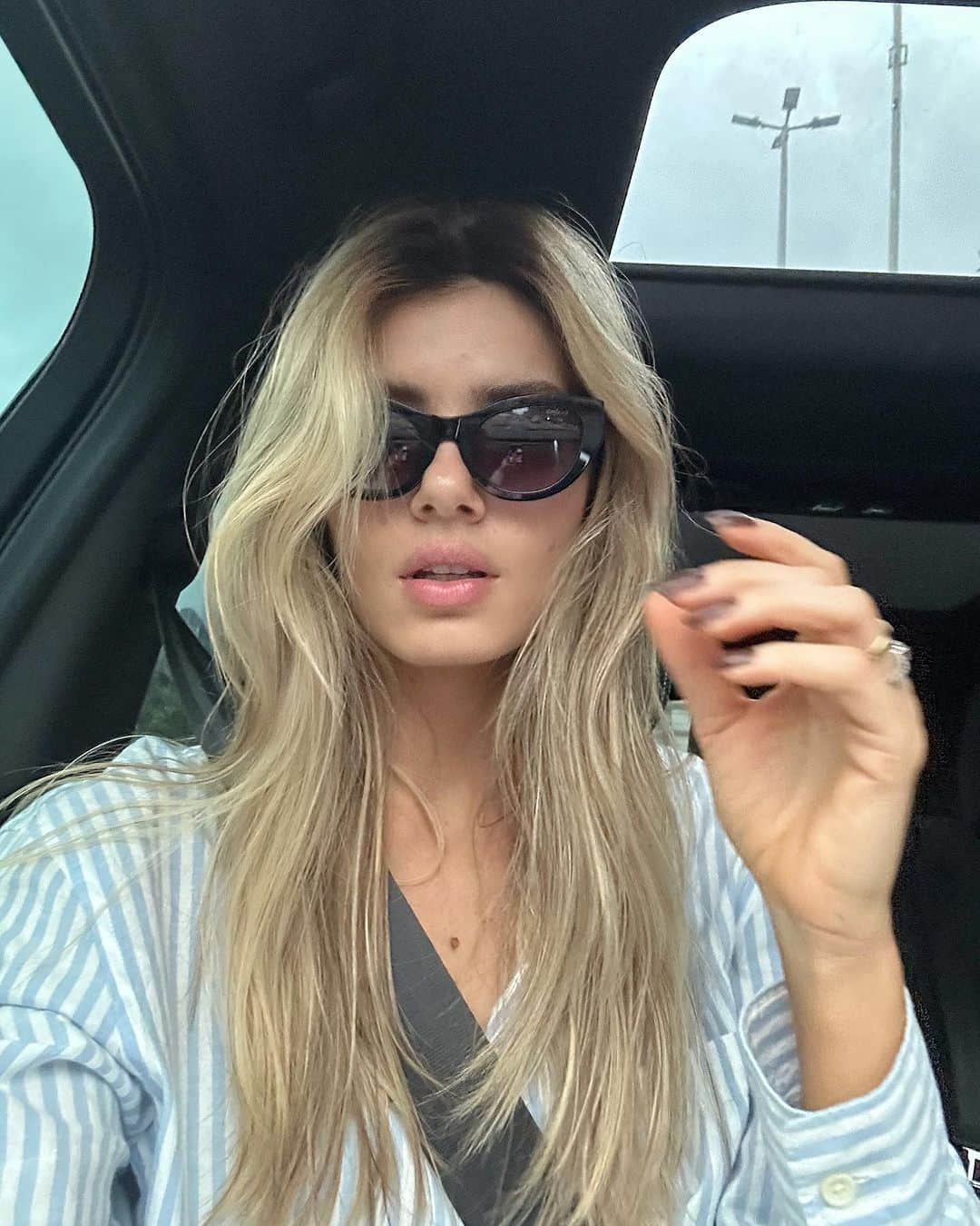 Camila Queirozさんのインスタグラム写真 - (Camila QueirozInstagram)「Sunglasses lover 🕶️🫶🏼 Esse é o RITA, da minha nova coleção com a @colccieyewear  Link no story!」10月20日 6時36分 - camilaqueiroz